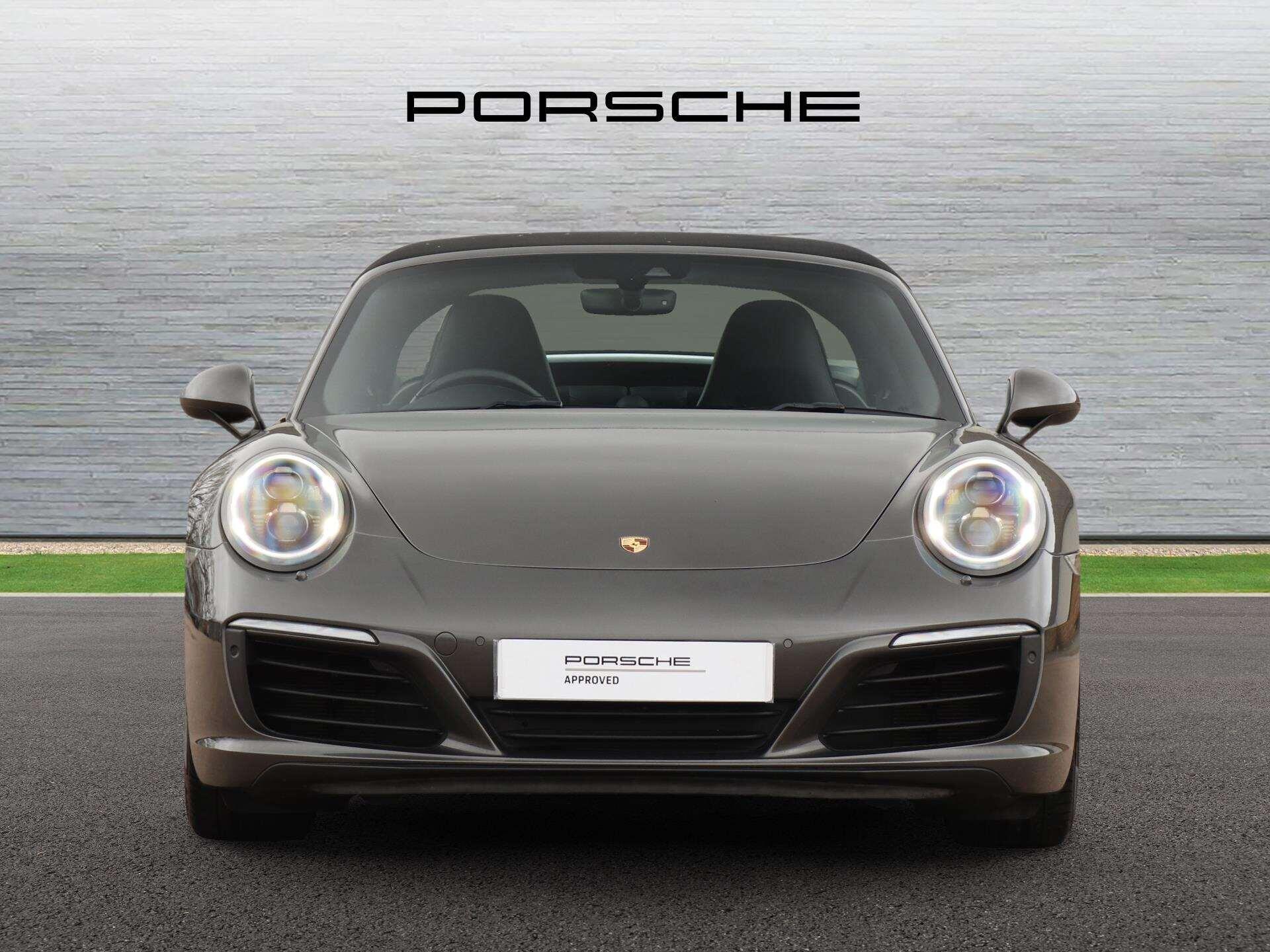 Porsche 911 view 7