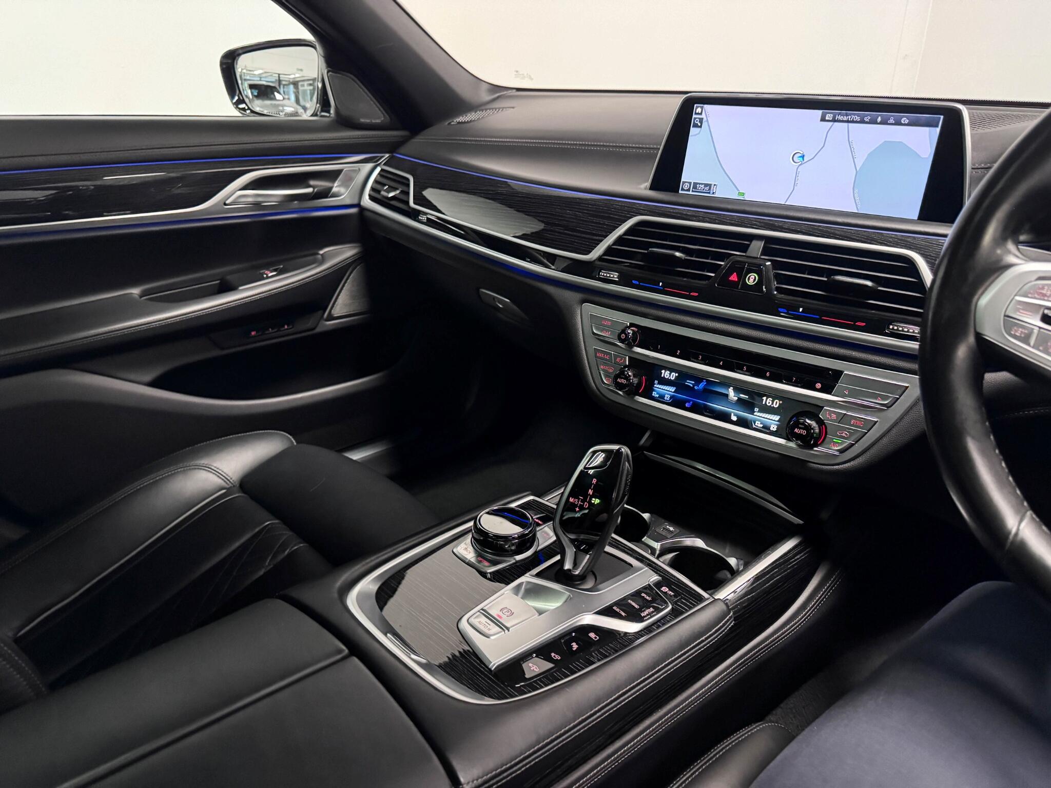 BMW 7 Series view 32