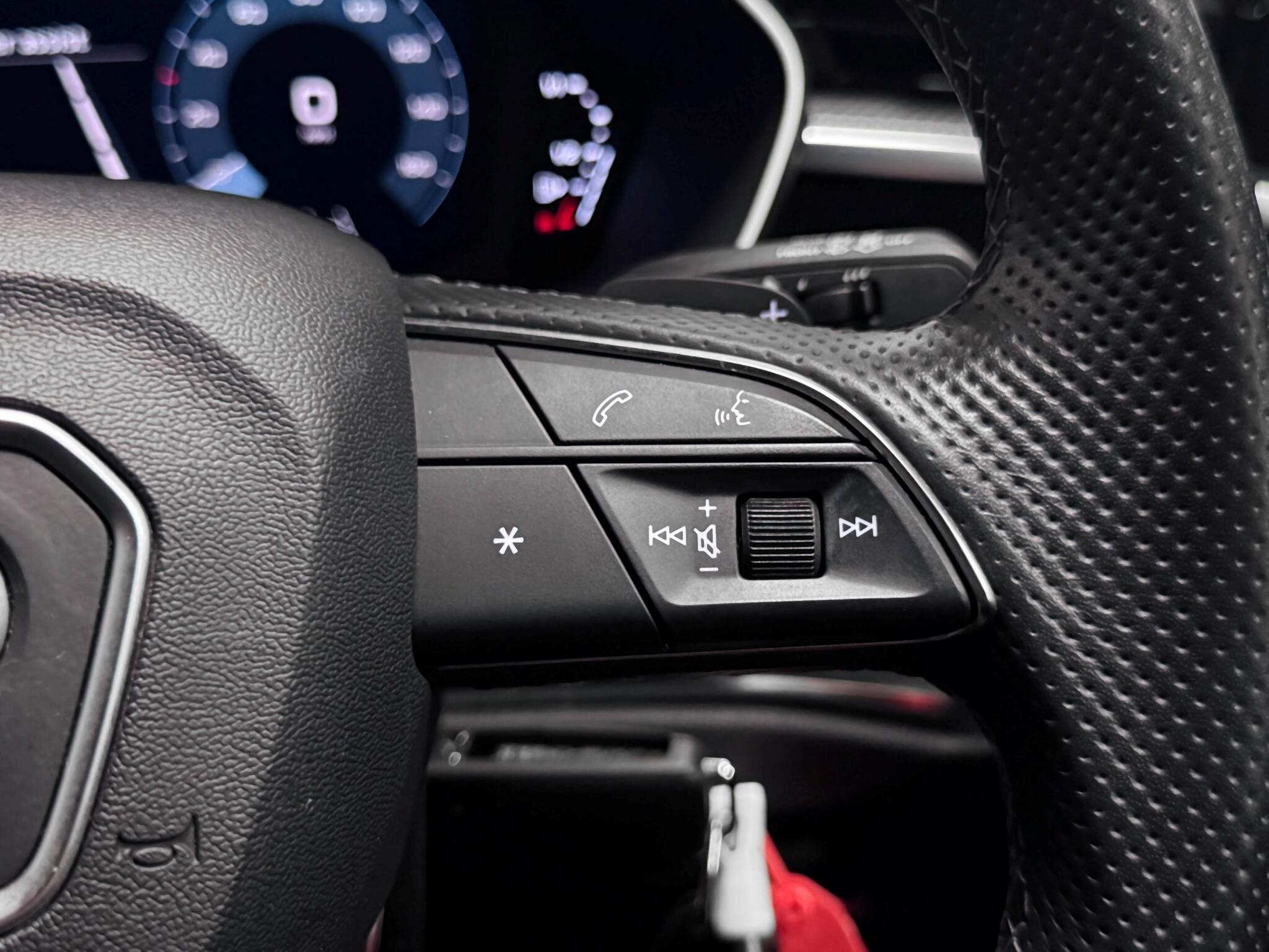 Audi Q3 view 32