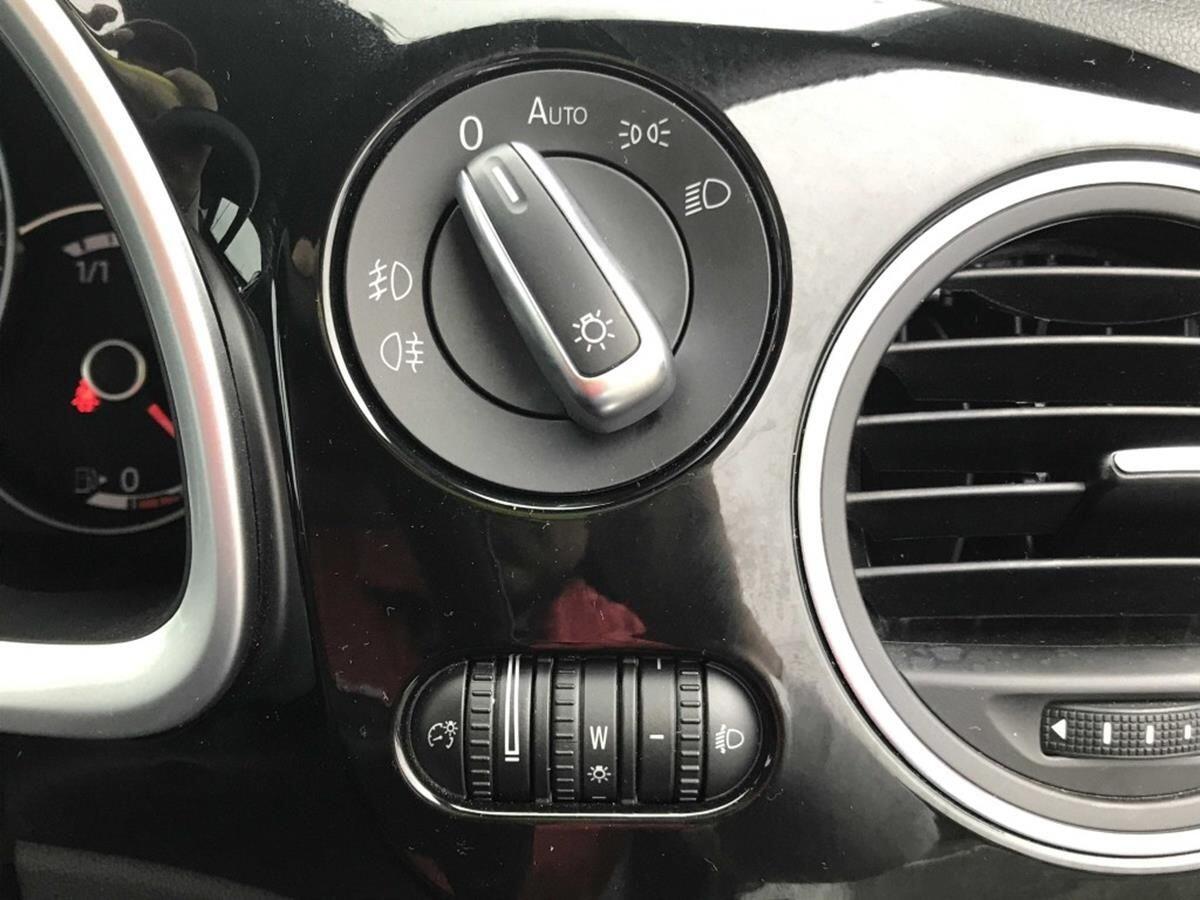 Volkswagen Beetle view 26