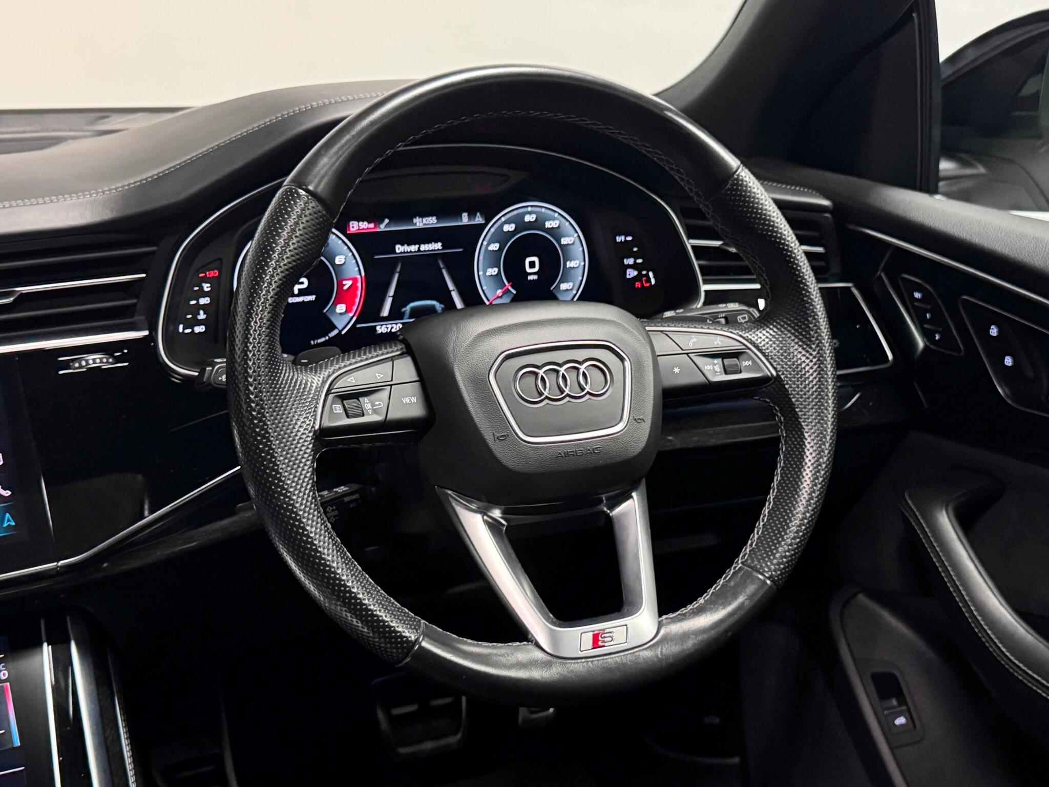 Audi SQ8 view 34