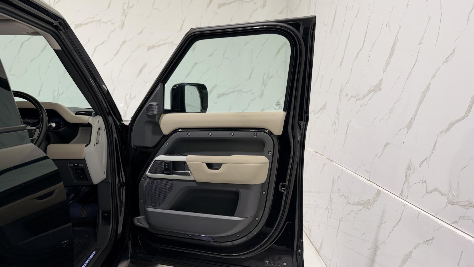 Land Rover Defender view 33