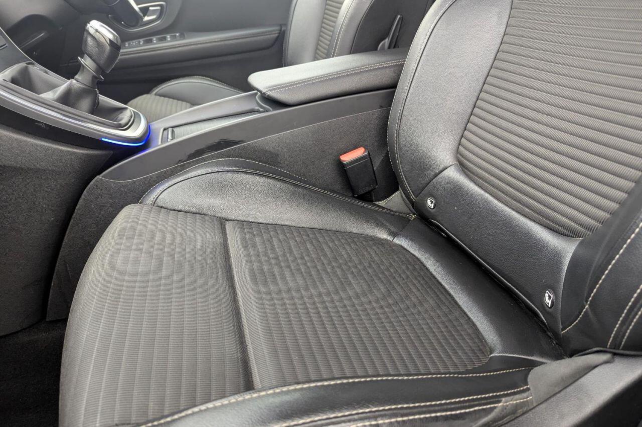 Renault Grand Scenic view 23