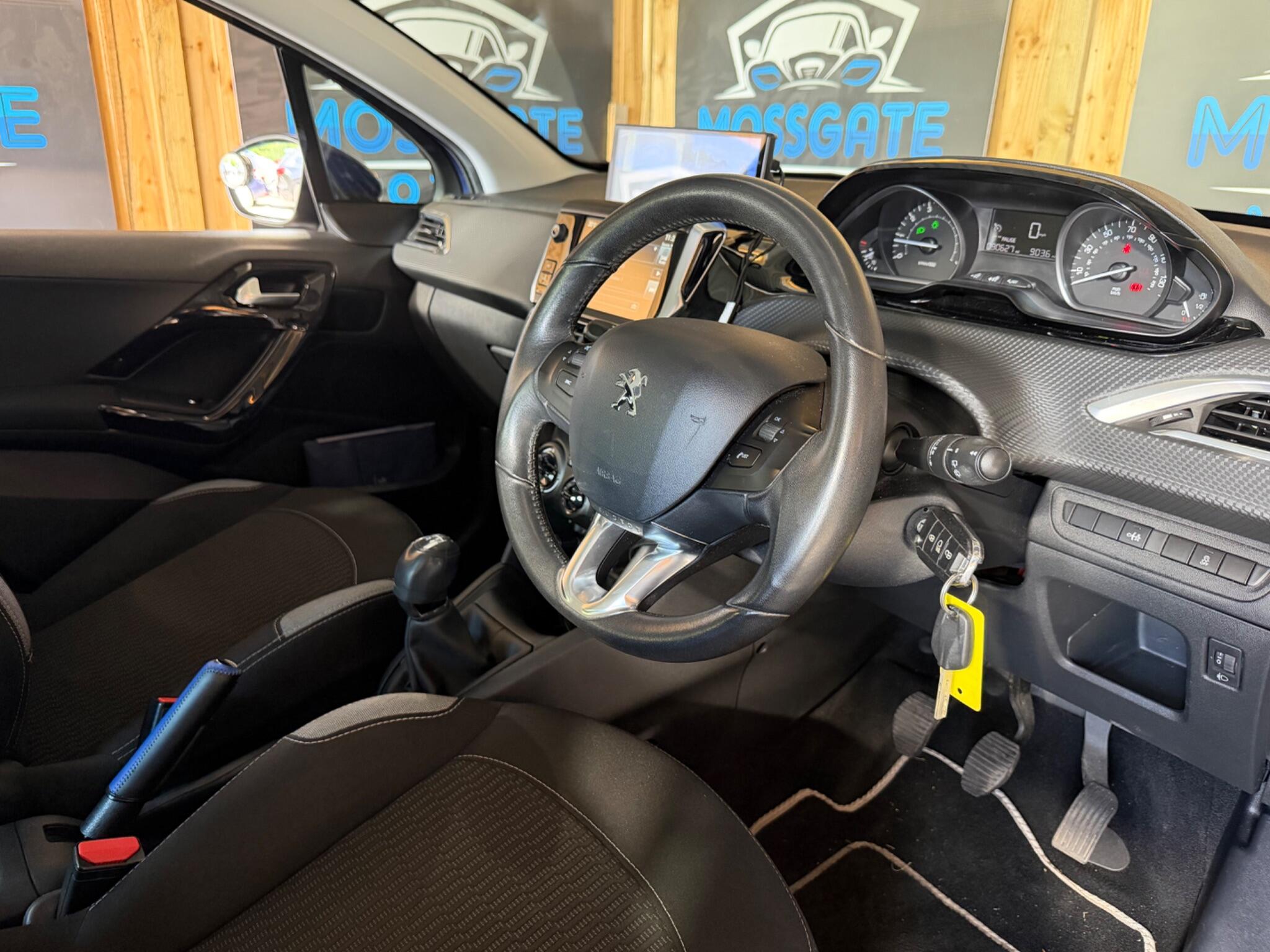 Peugeot 208 view 13