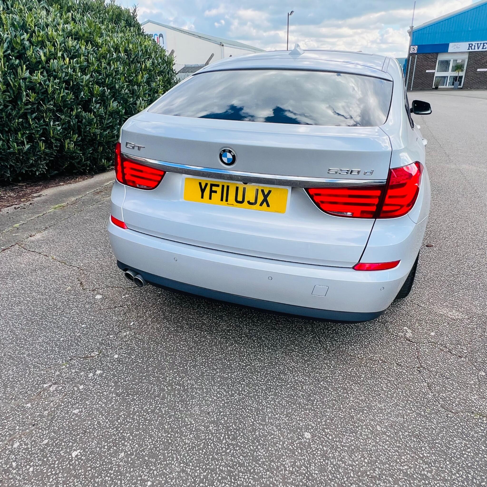 BMW 5 Series view 11
