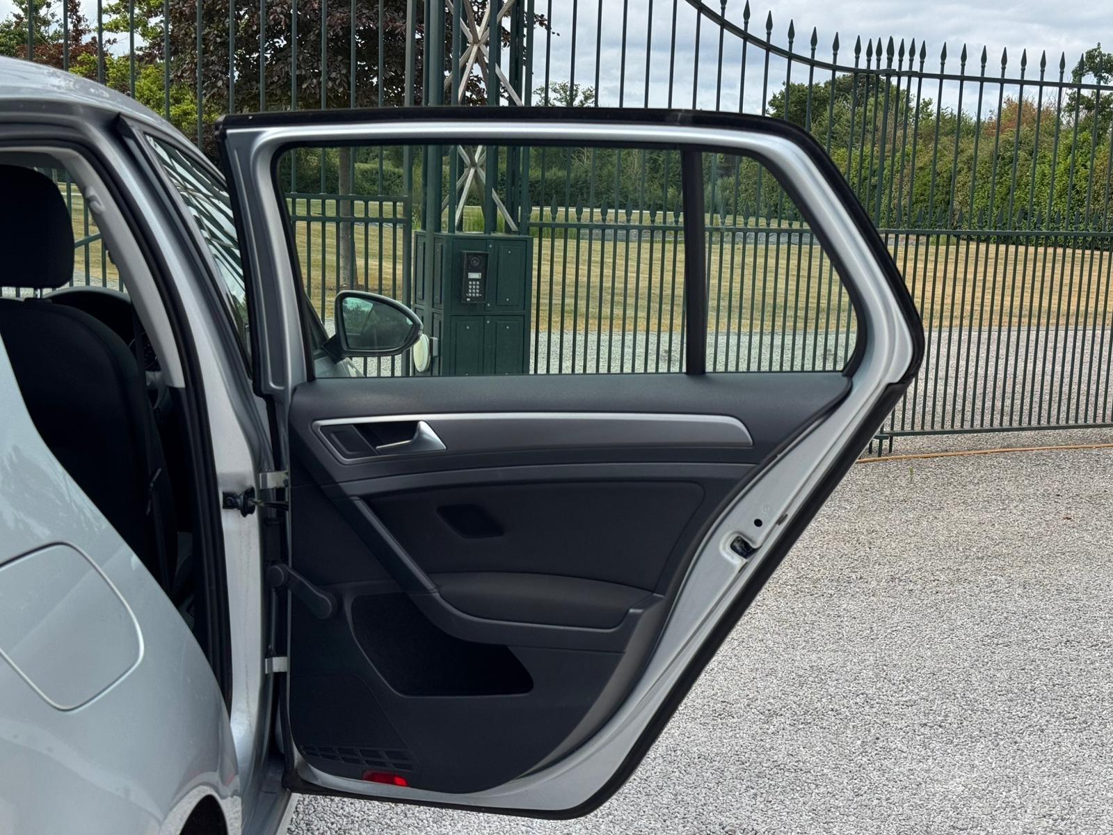 2013 Volkswagen Golf image 26