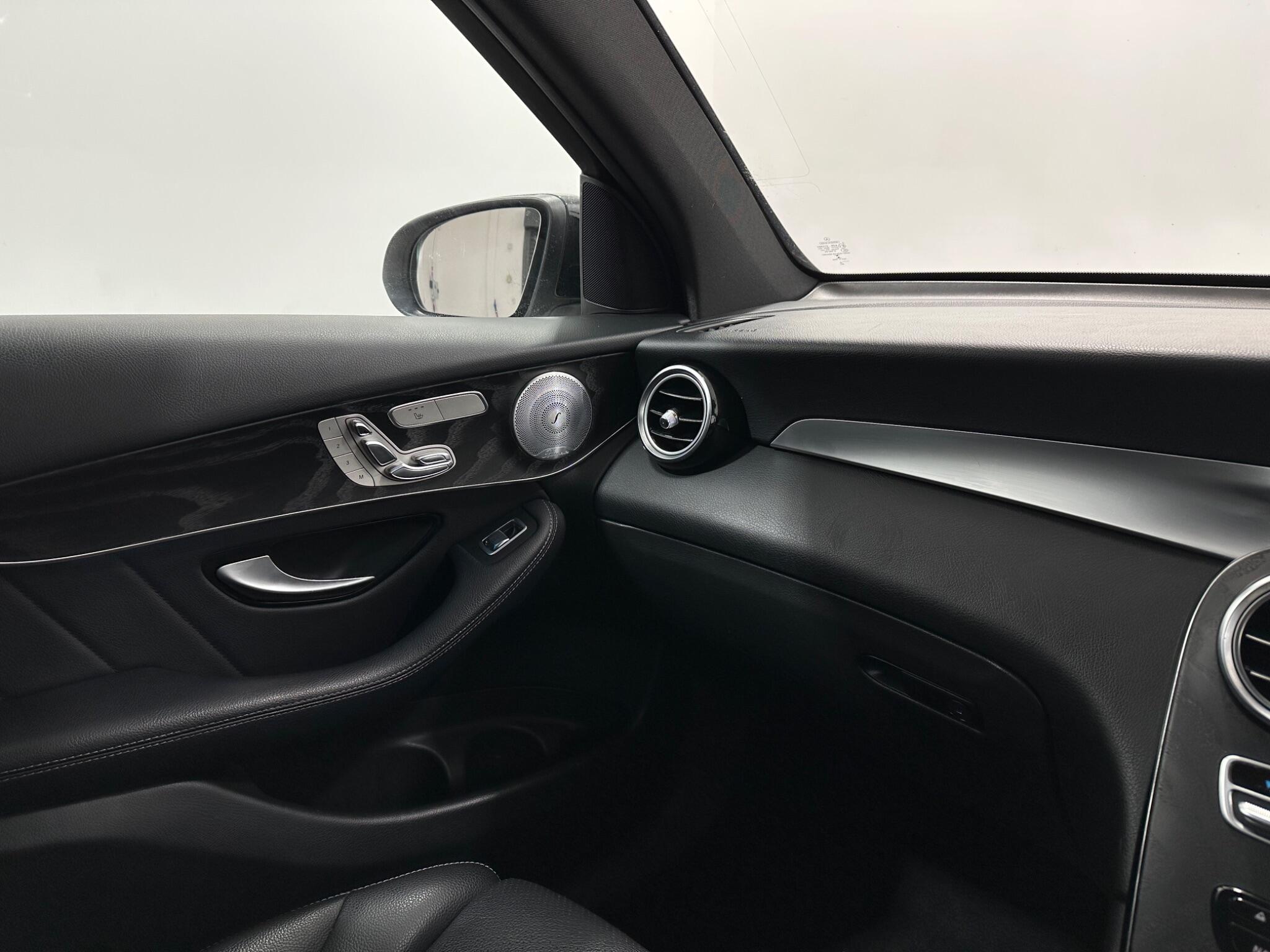 Mercedes-Benz GLC view 28