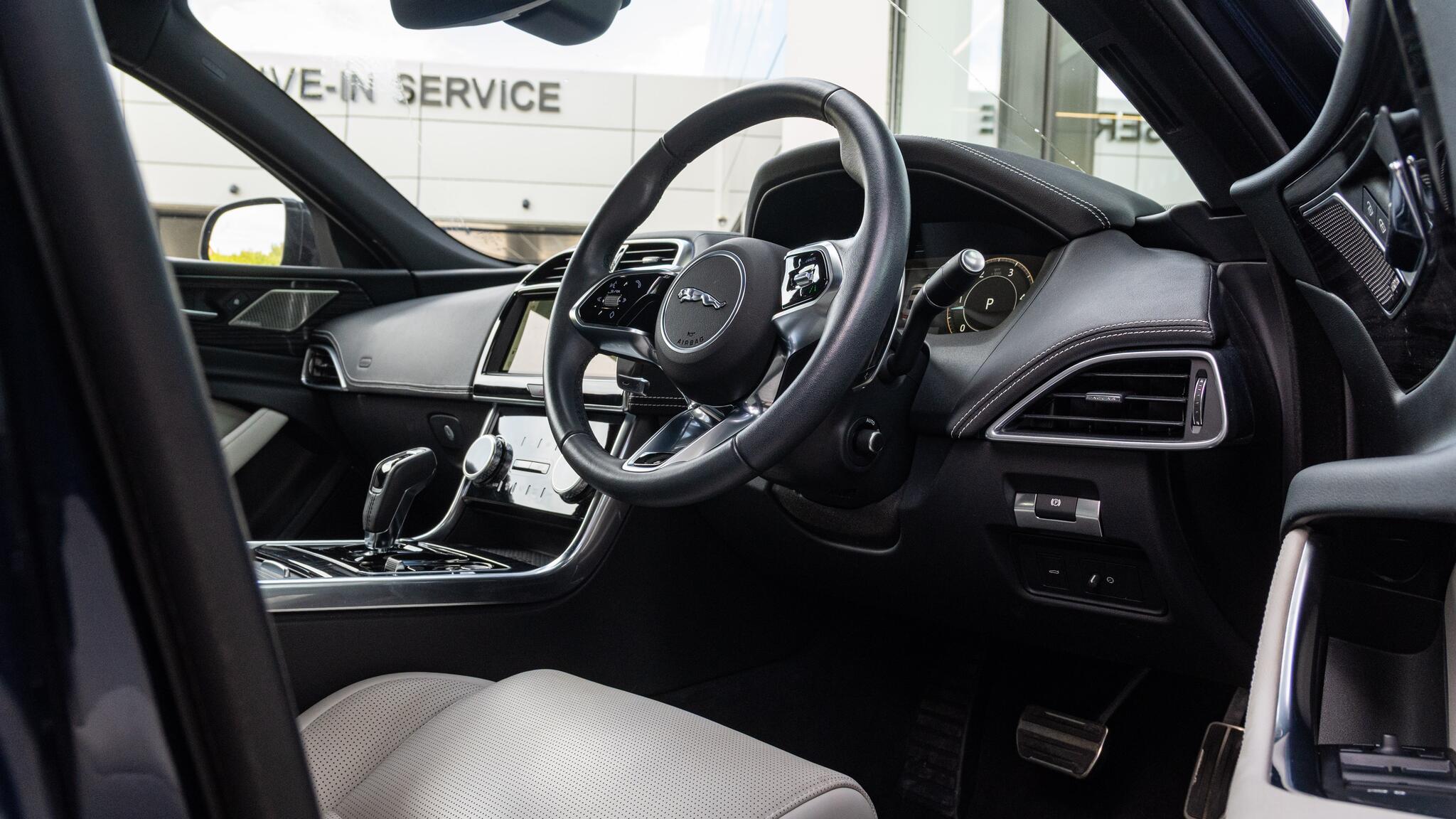 Jaguar Xe view 74