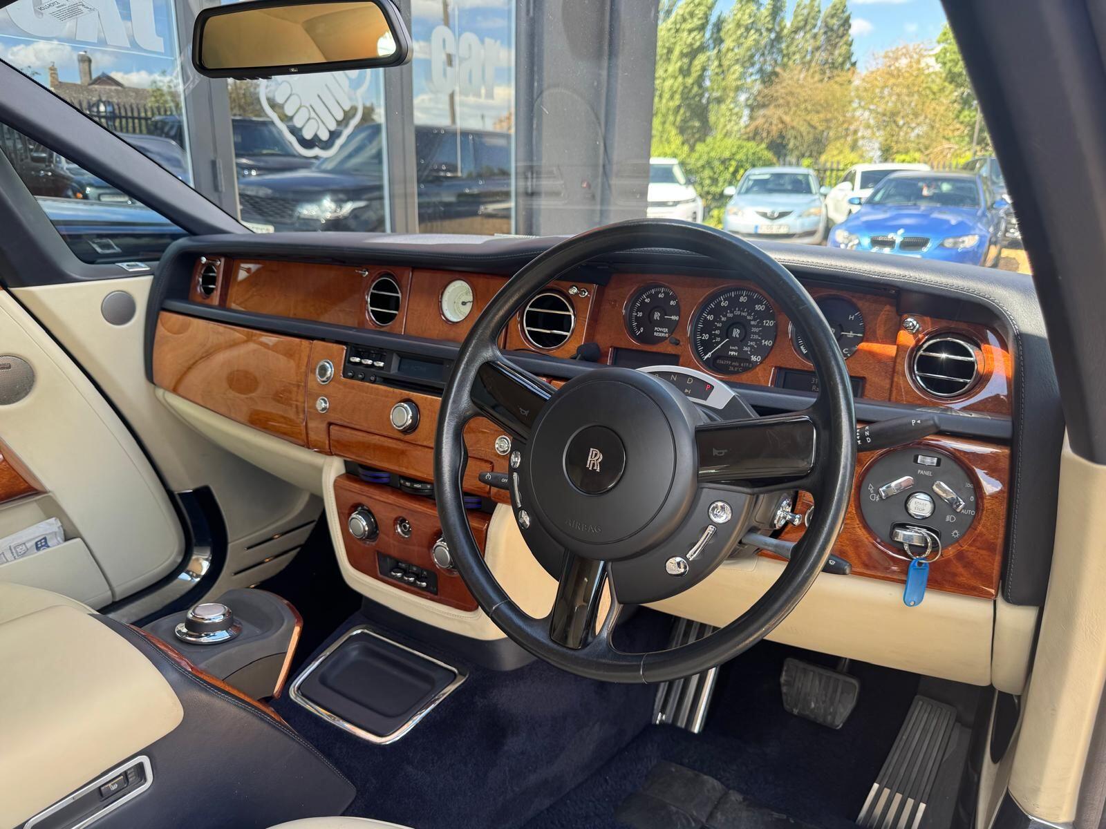 Rolls-Royce Phantom view 15