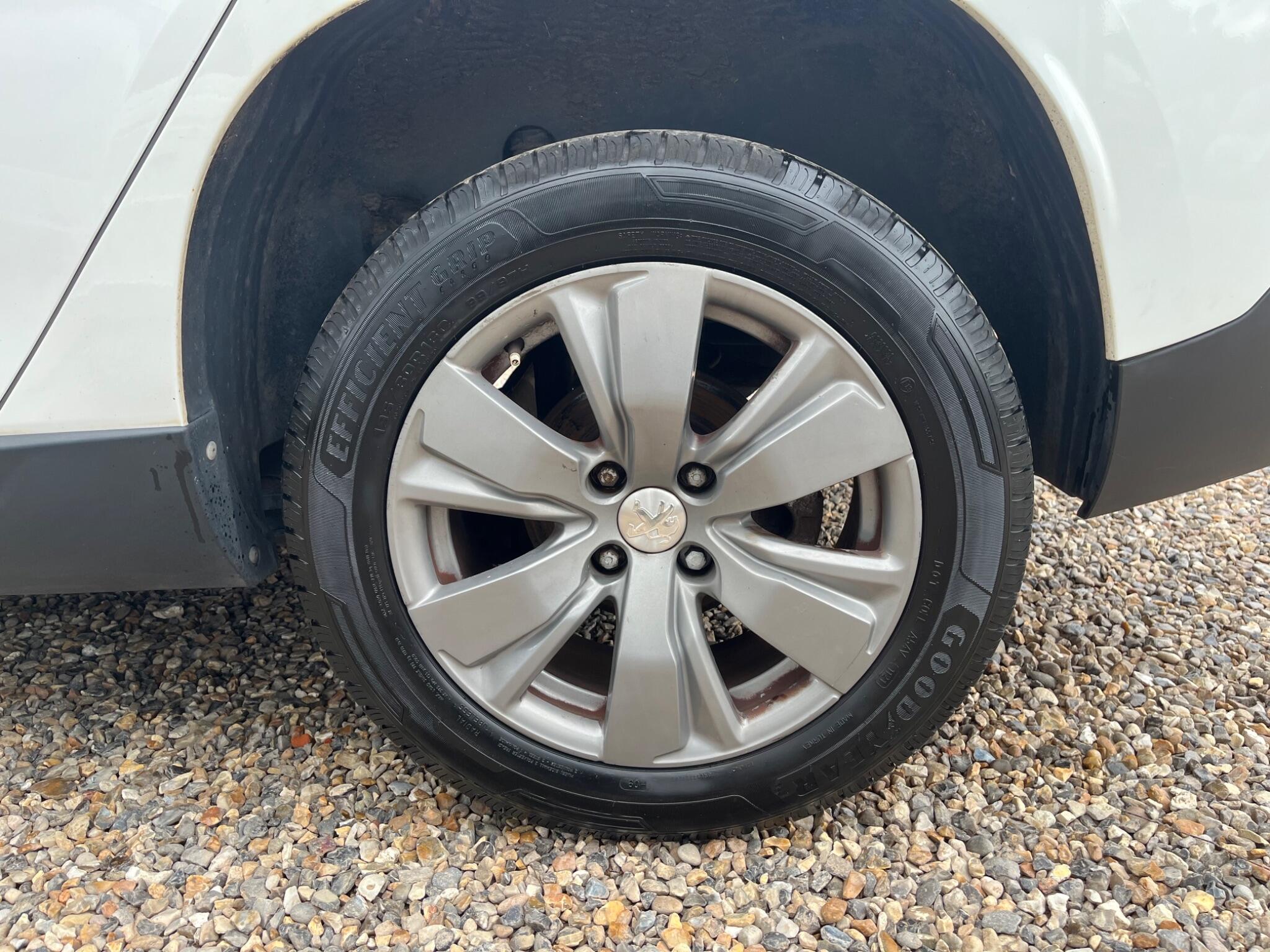 Peugeot 2008 view 8