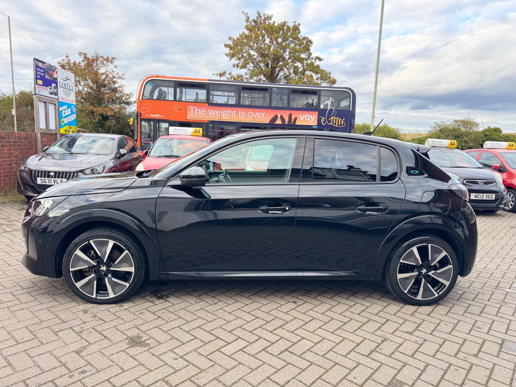 Peugeot e-208 view 5
