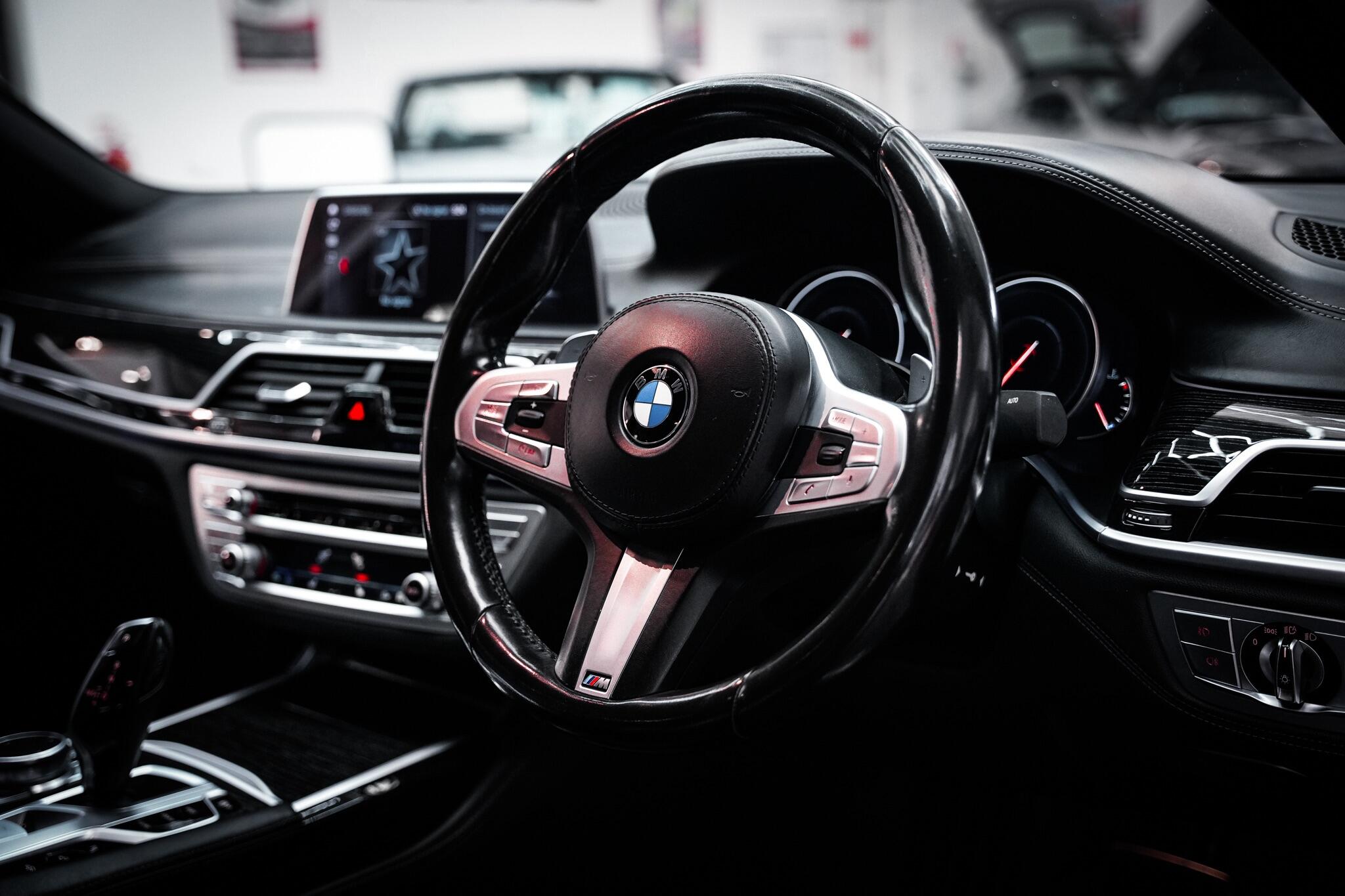 BMW 7 Series view 18