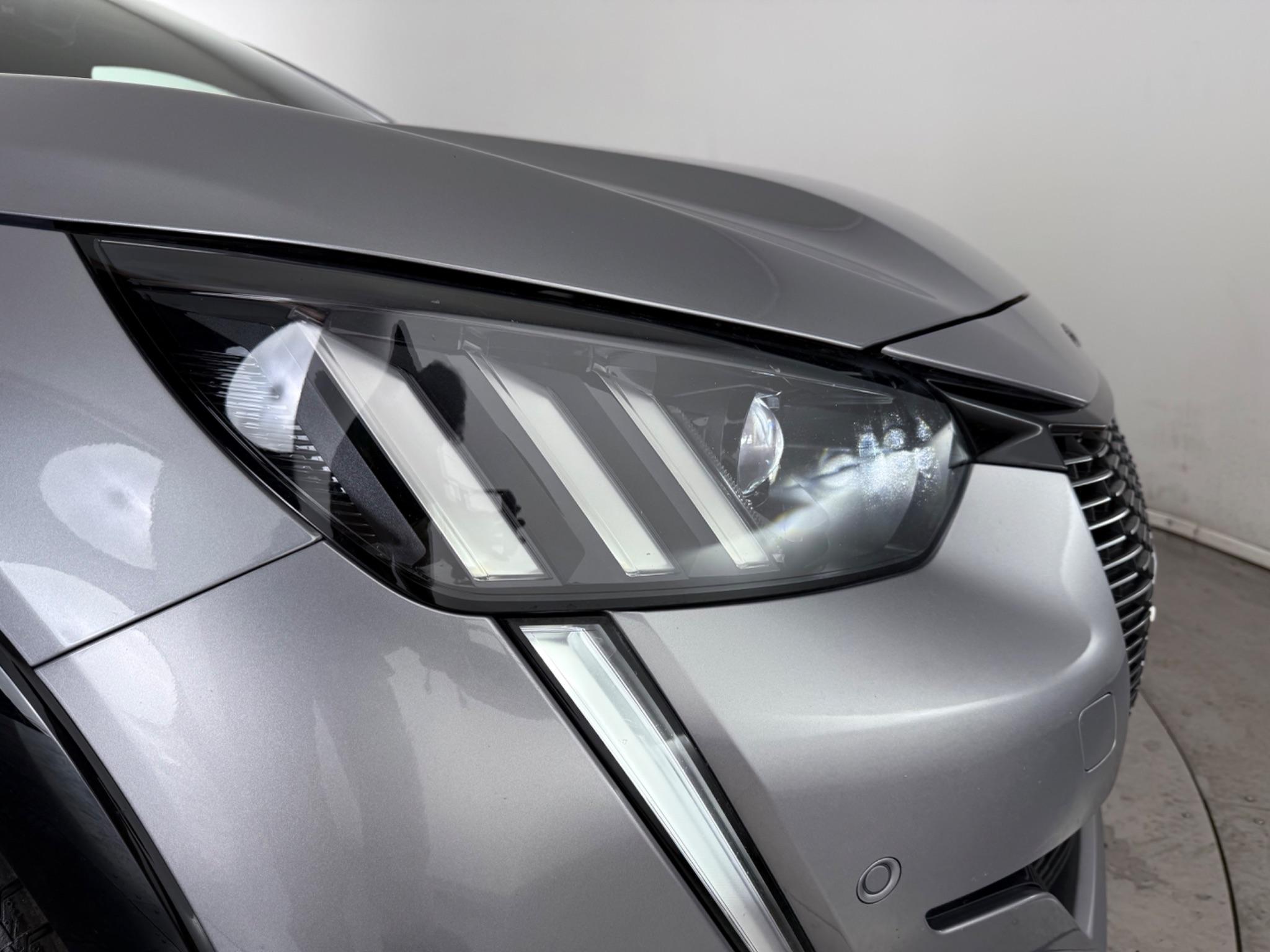Peugeot 208 view 9