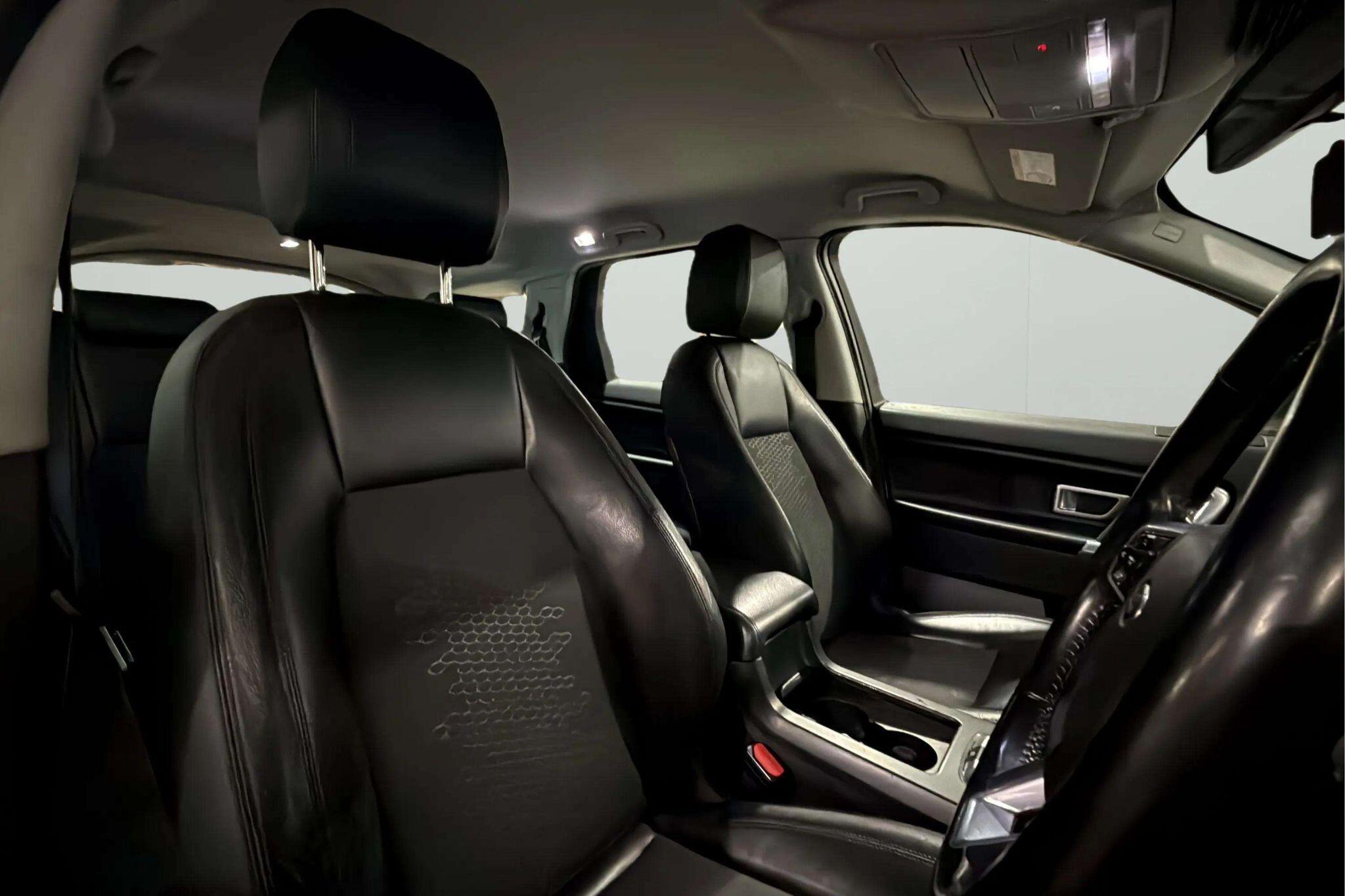 Land Rover Discovery Sport view 10