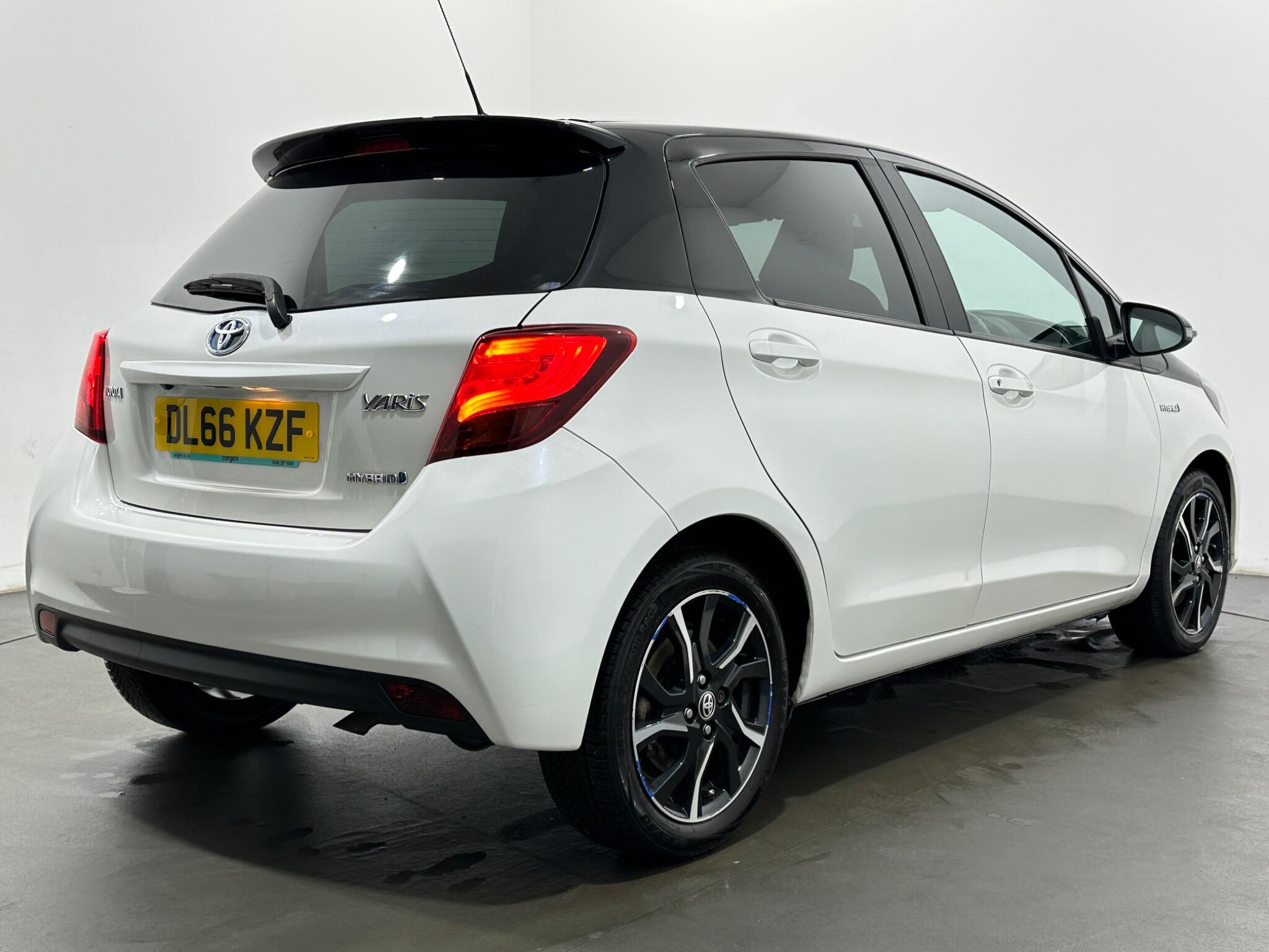 Toyota Yaris view 45