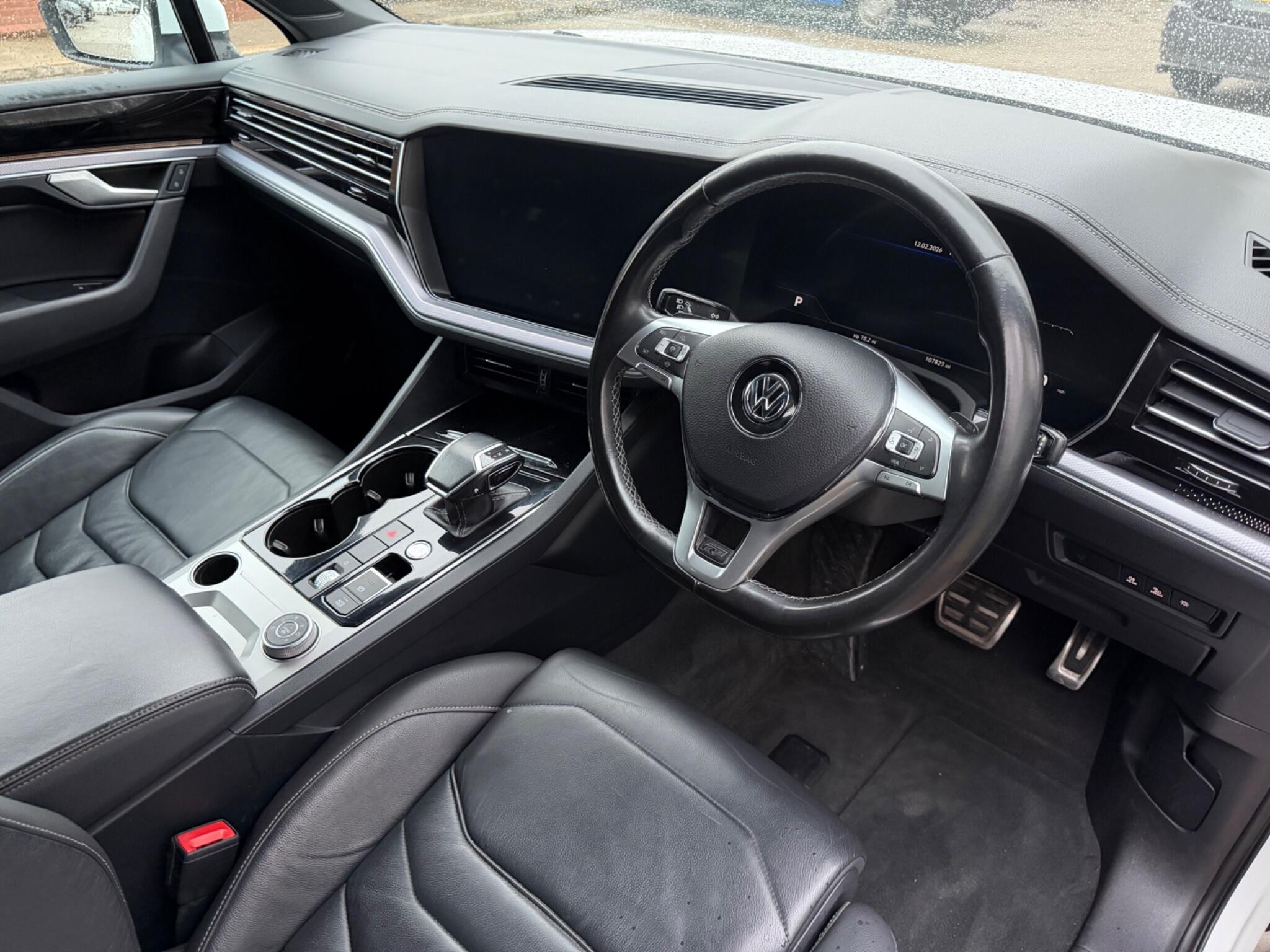 Volkswagen Touareg view 4