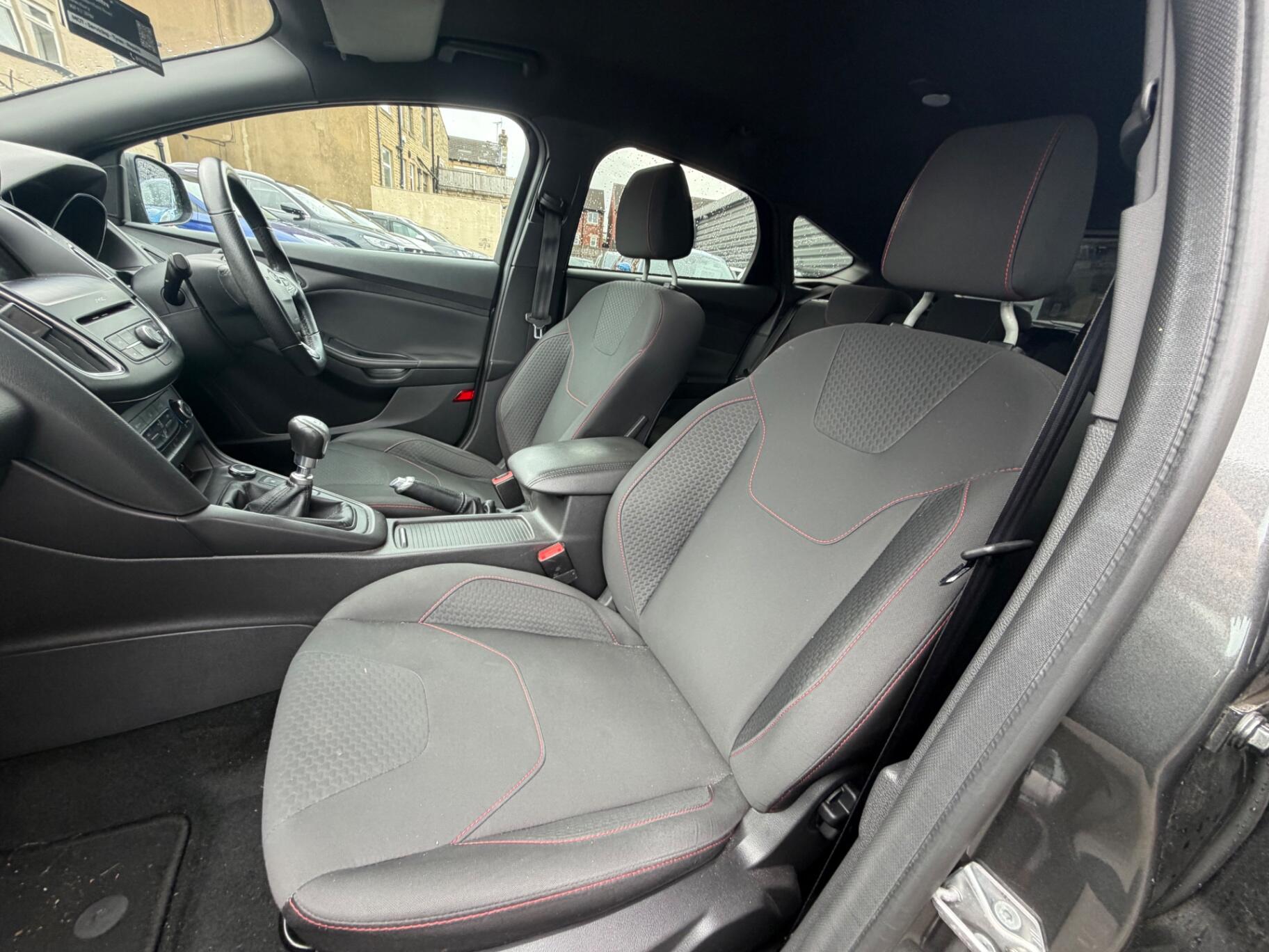 Ford Focus view 11