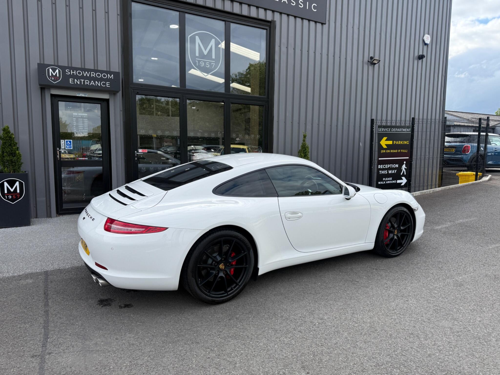 Porsche 911 view 8