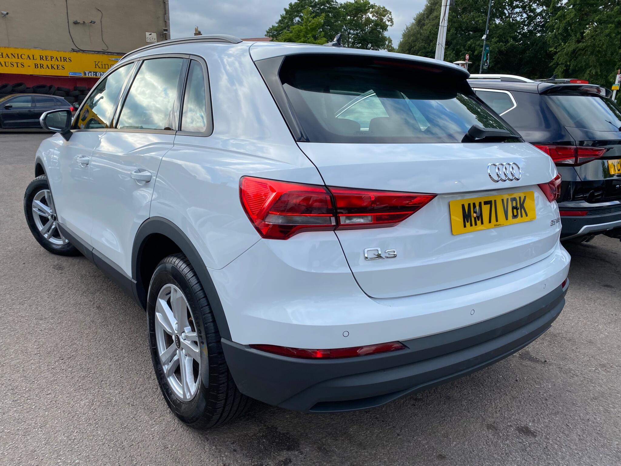 Audi Q3 view 13