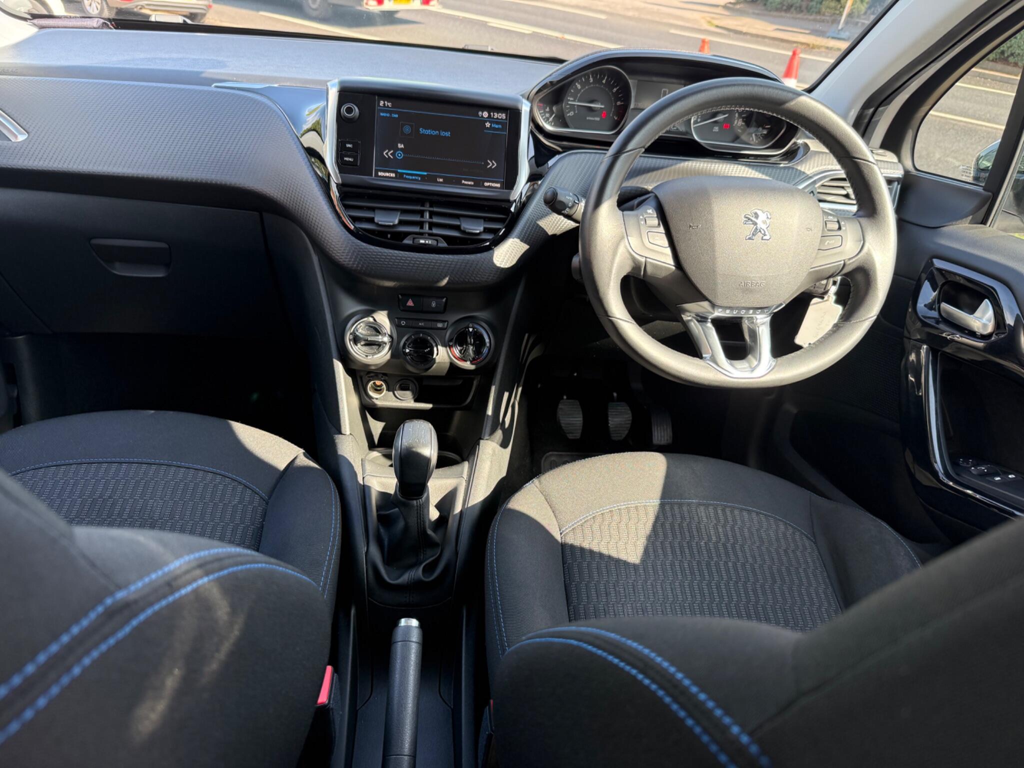 Peugeot 208 view 13