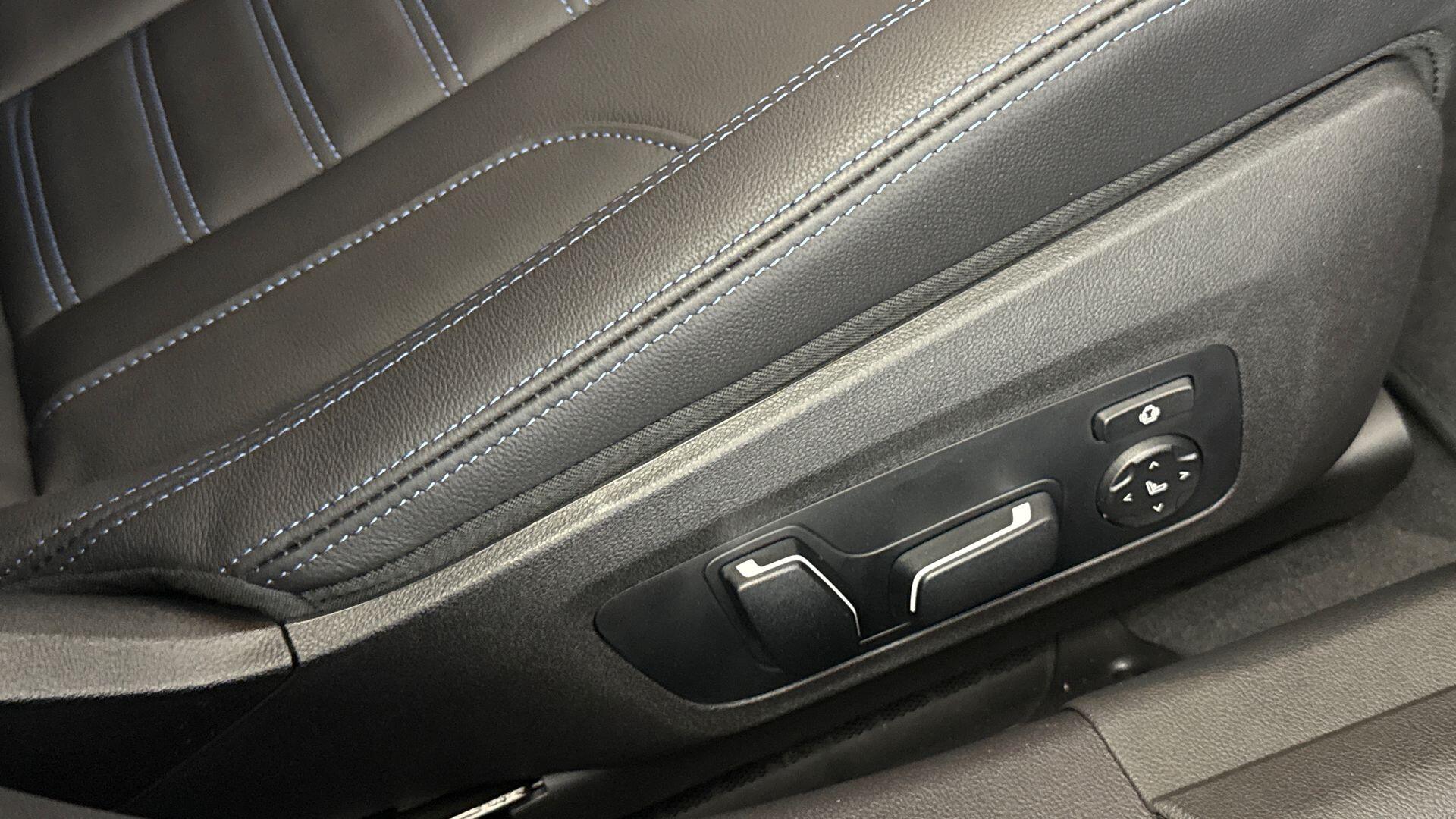 BMW 3 Series view 24