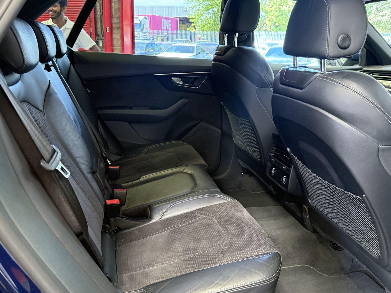 Audi Q8 view 65