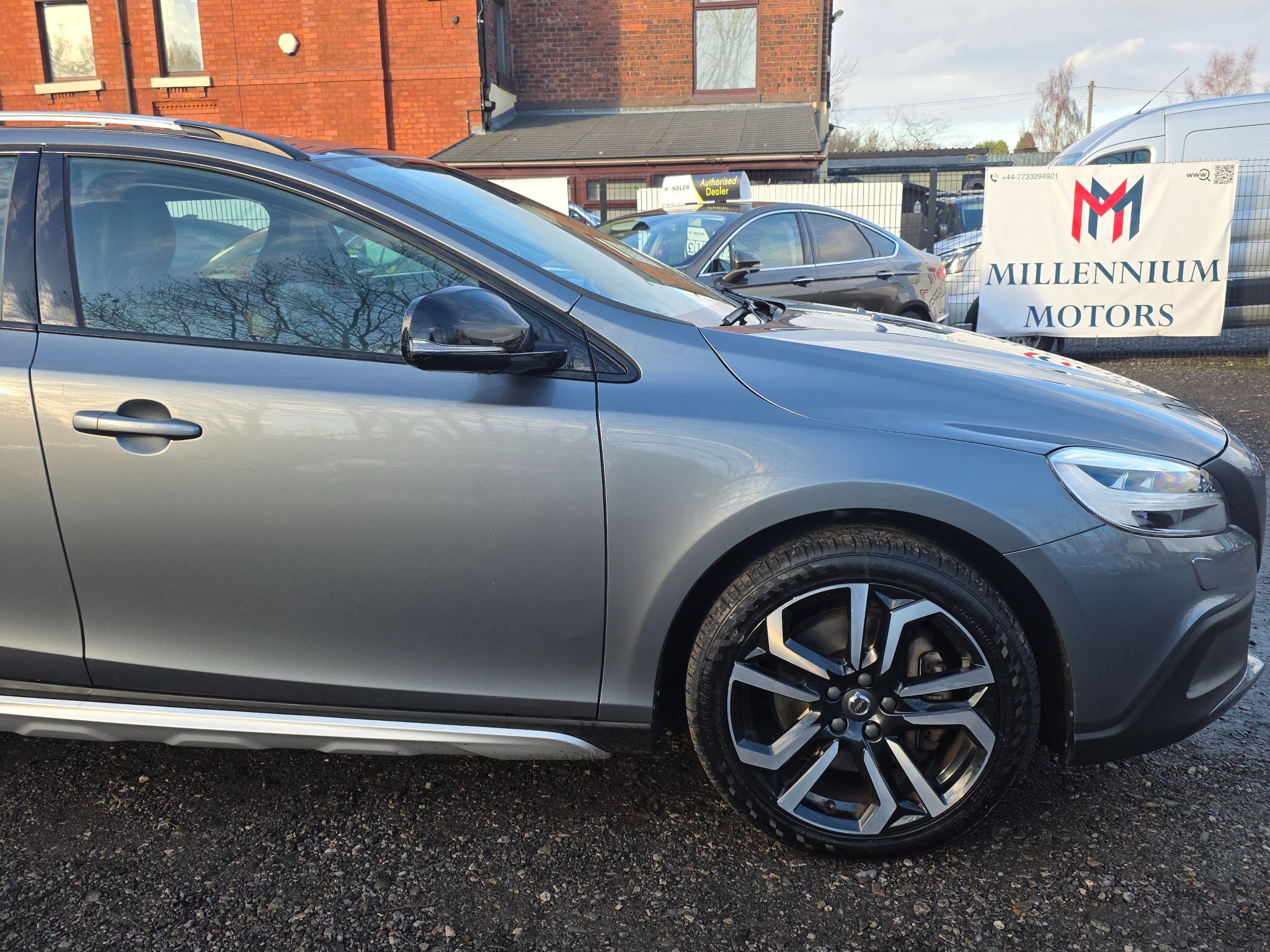 2017 Volvo V40 Cross Country 2.0 T3 Pro Euro 6 (s/s) 5dr • 44,733 miles image 11