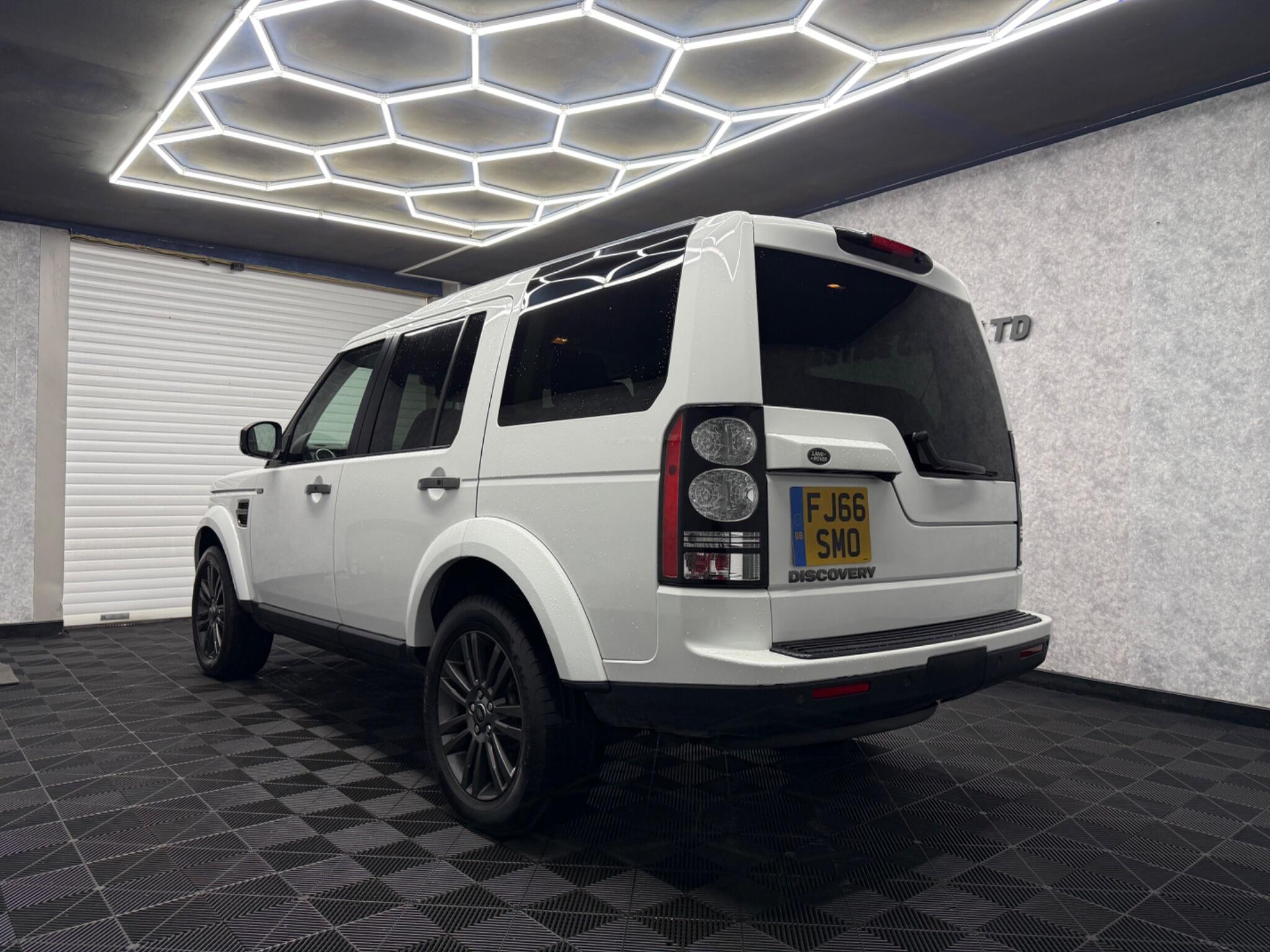 Land Rover Discovery 4 view 7