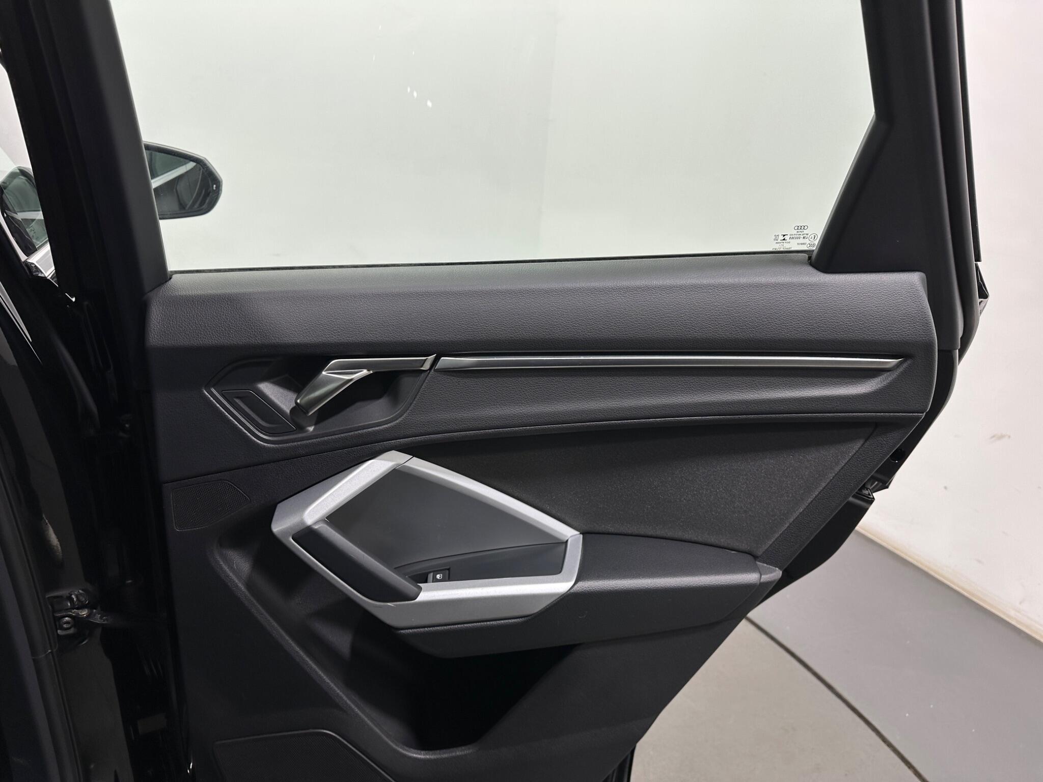Audi Q3 view 43