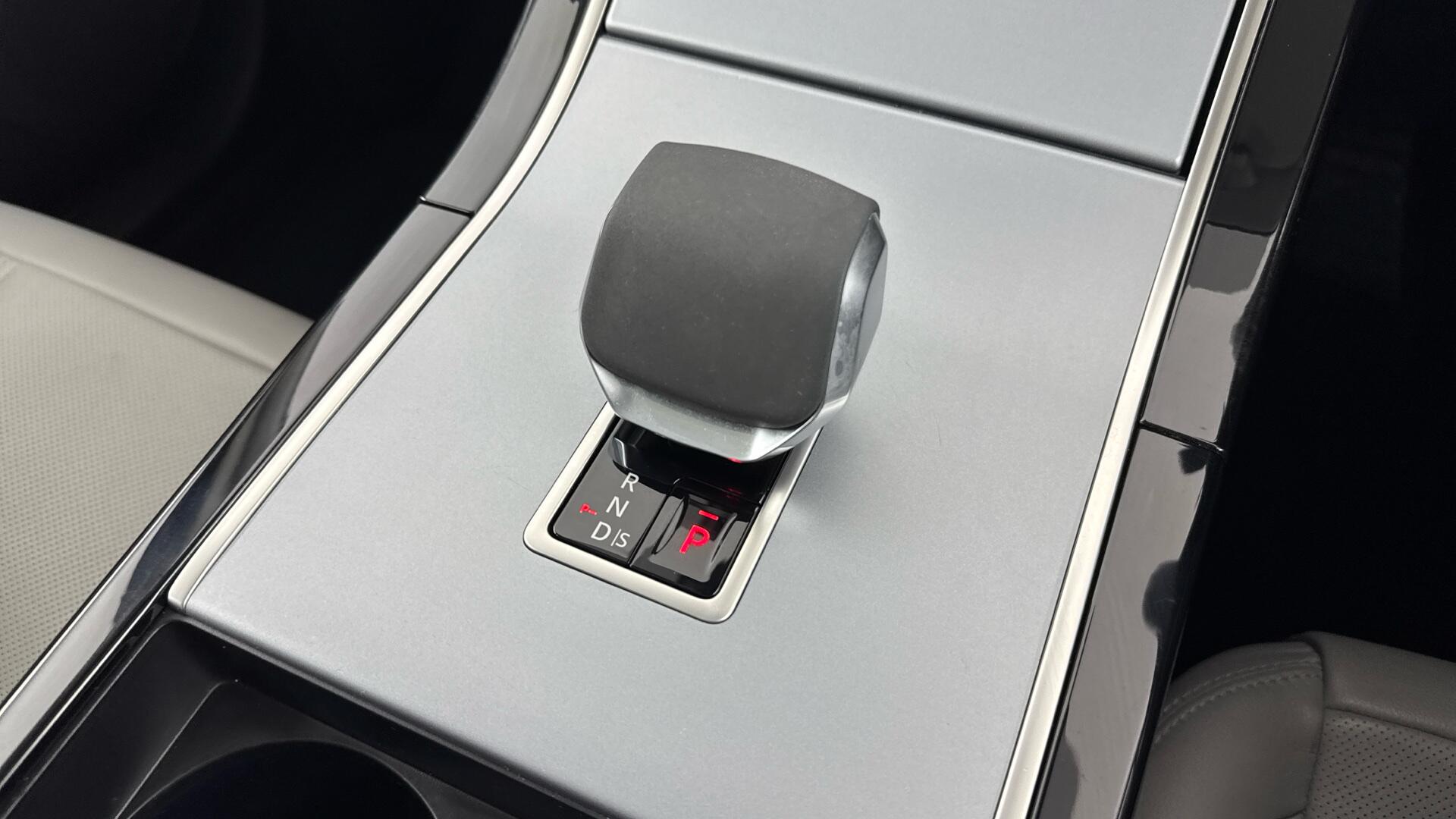 Land Rover Range Rover Velar view 38