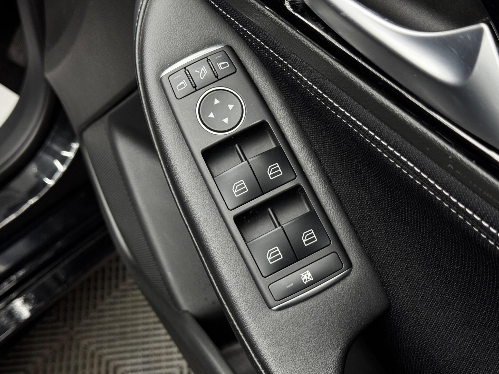 Infiniti Q30 view 41