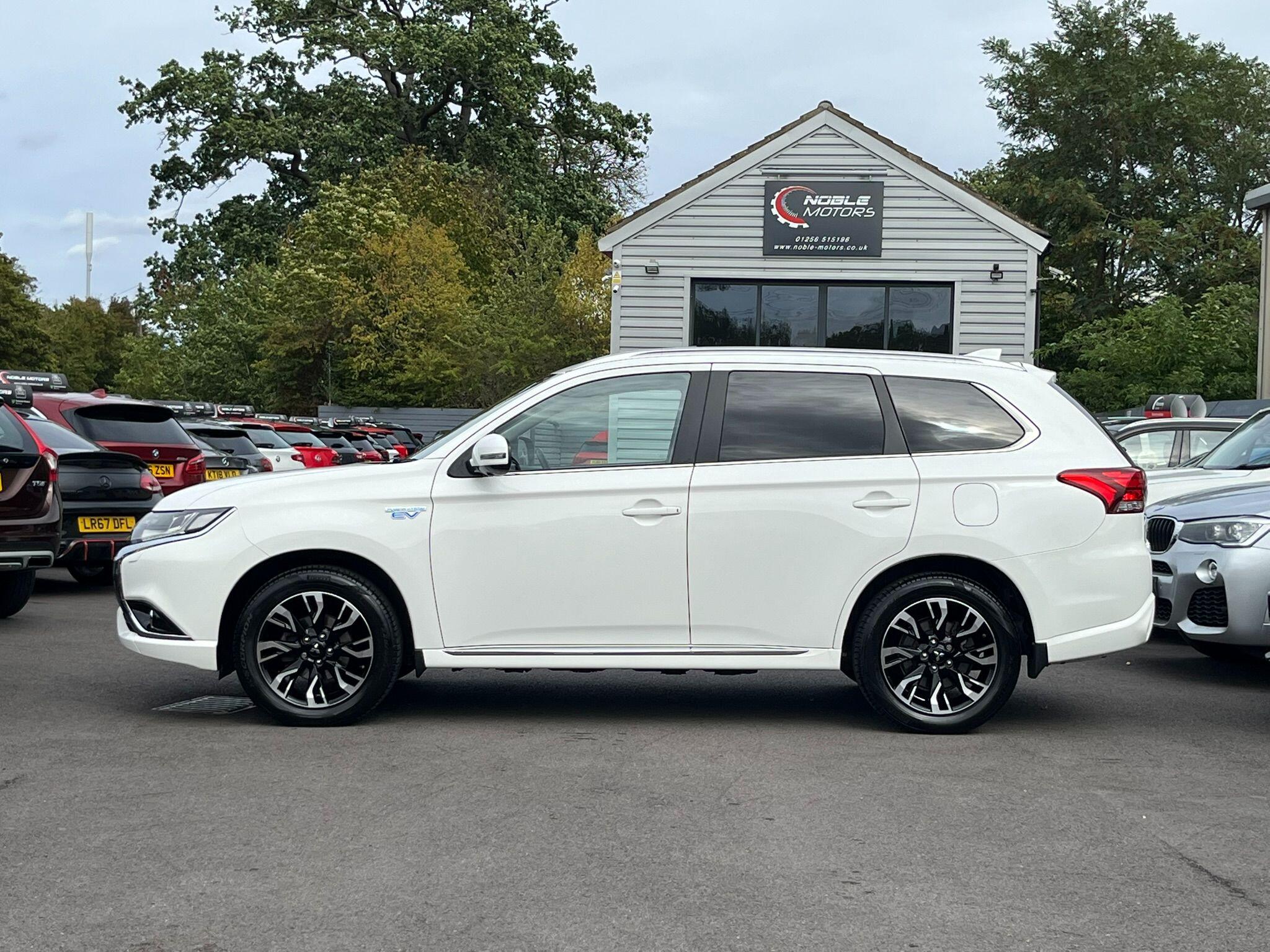 Mitsubishi Outlander view 4