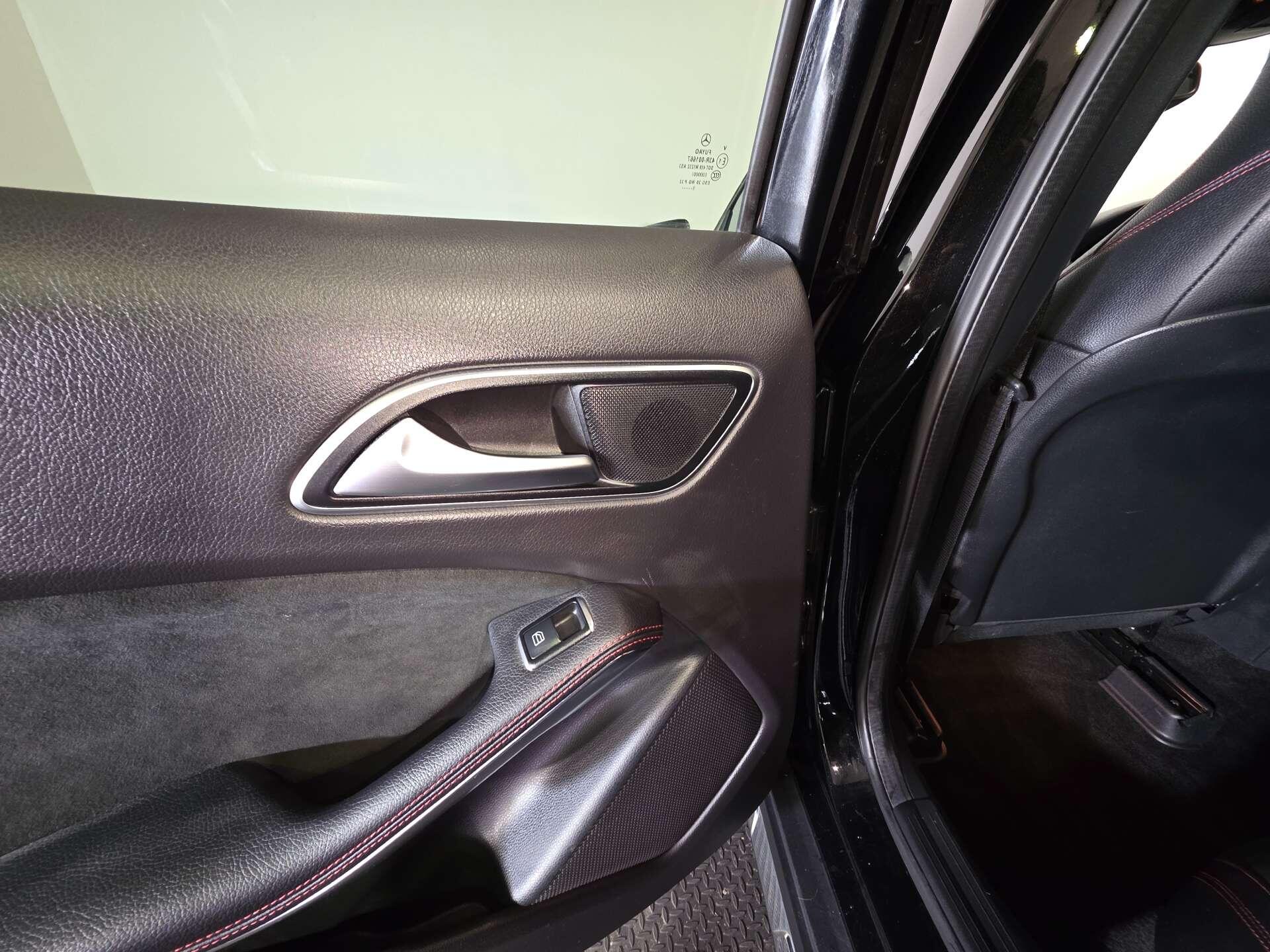 Mercedes-Benz GLA view 56