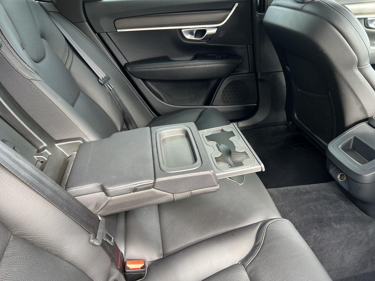 Volvo V90 Cross Country view 22
