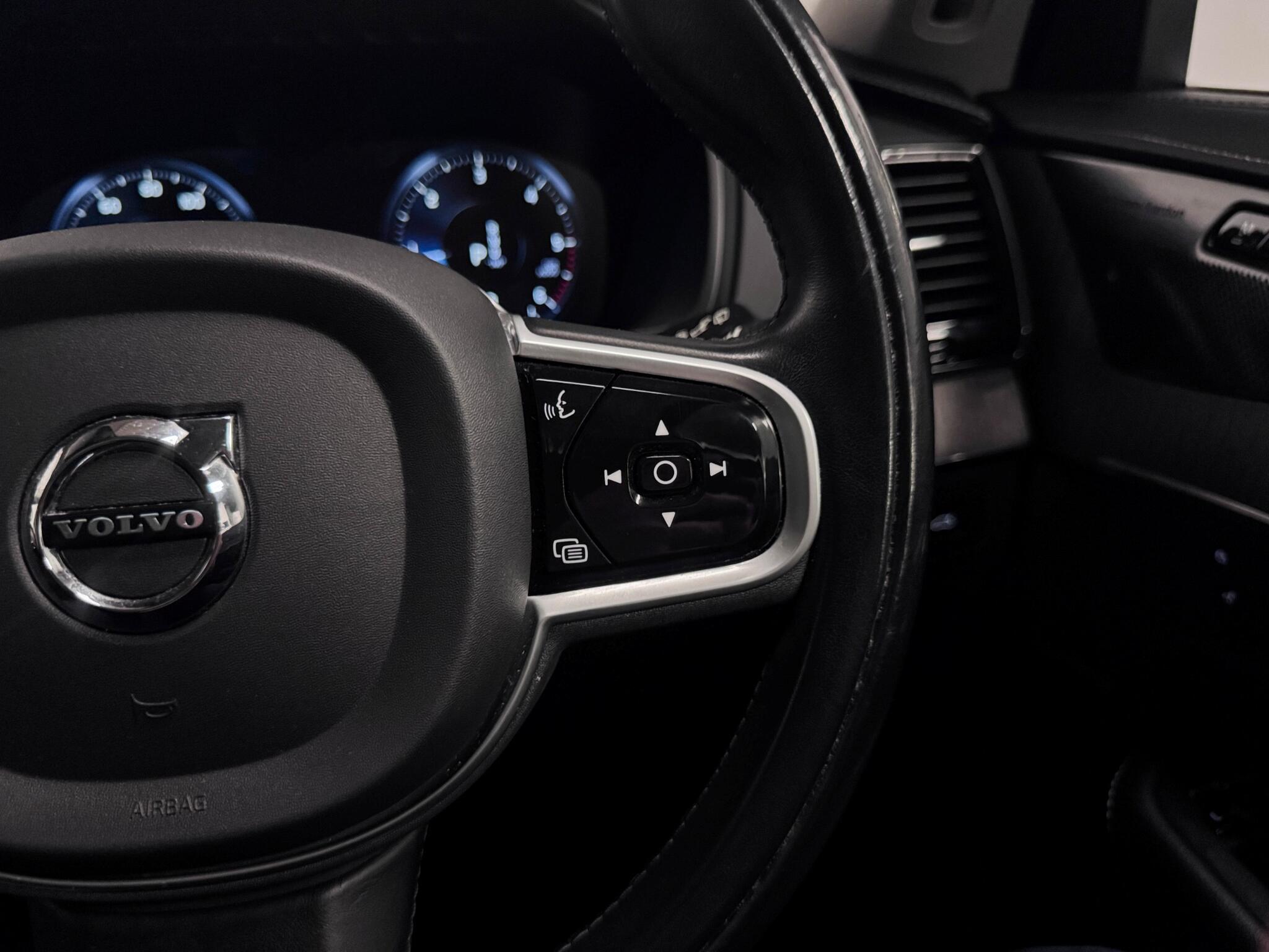 Volvo XC90 view 18