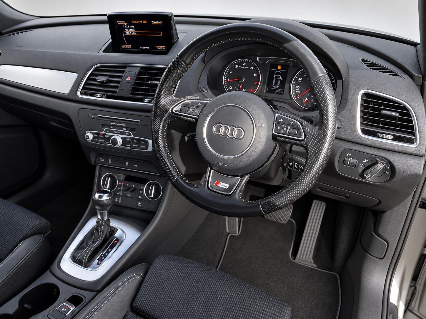 Audi Q3 view 19