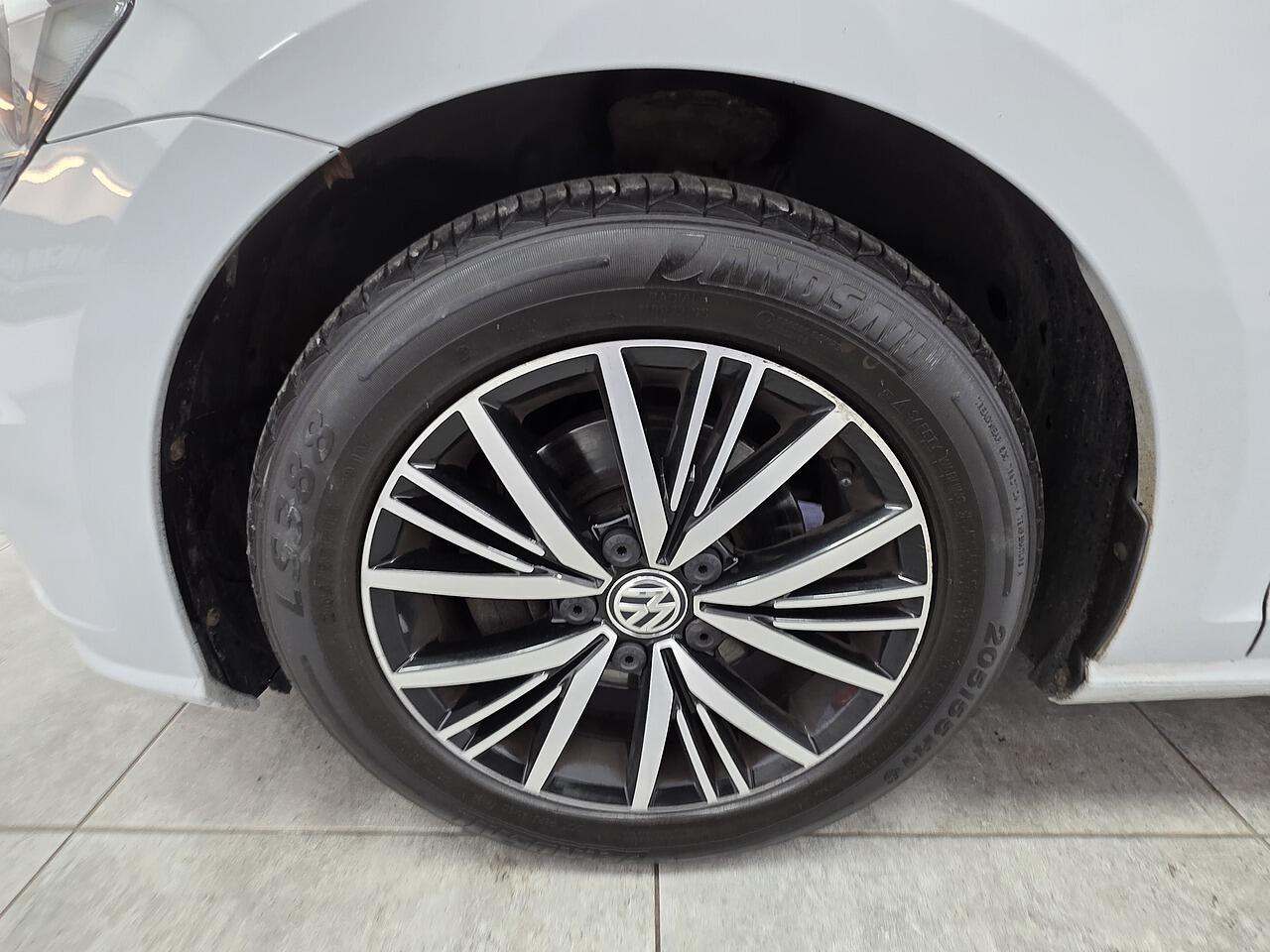 Volkswagen Golf view 20