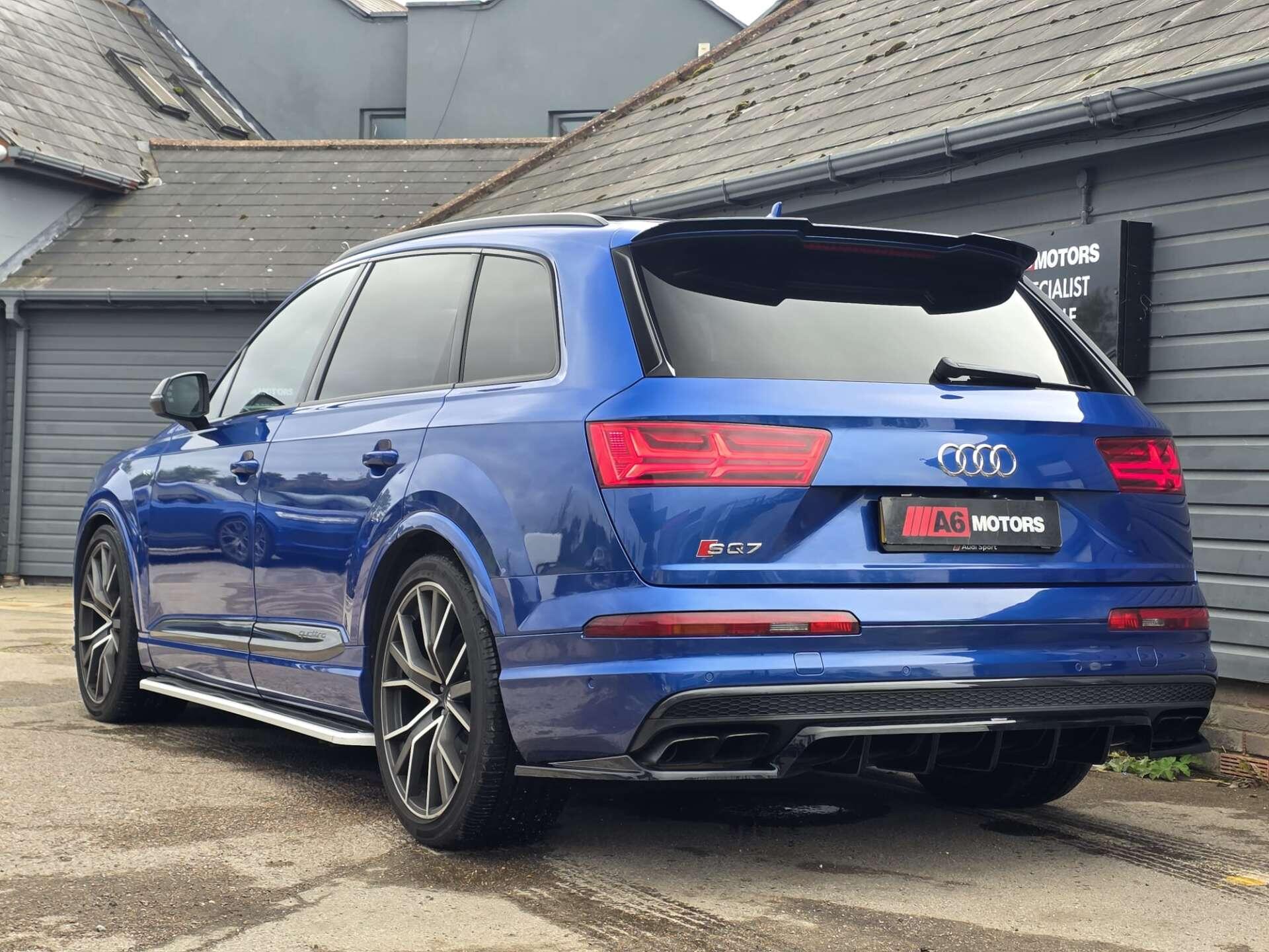 Audi SQ7 view 11