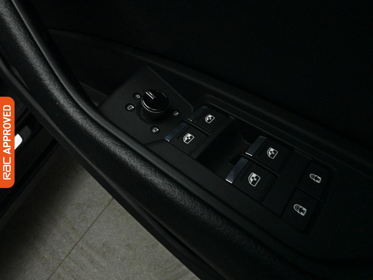Audi E-Tron view 28