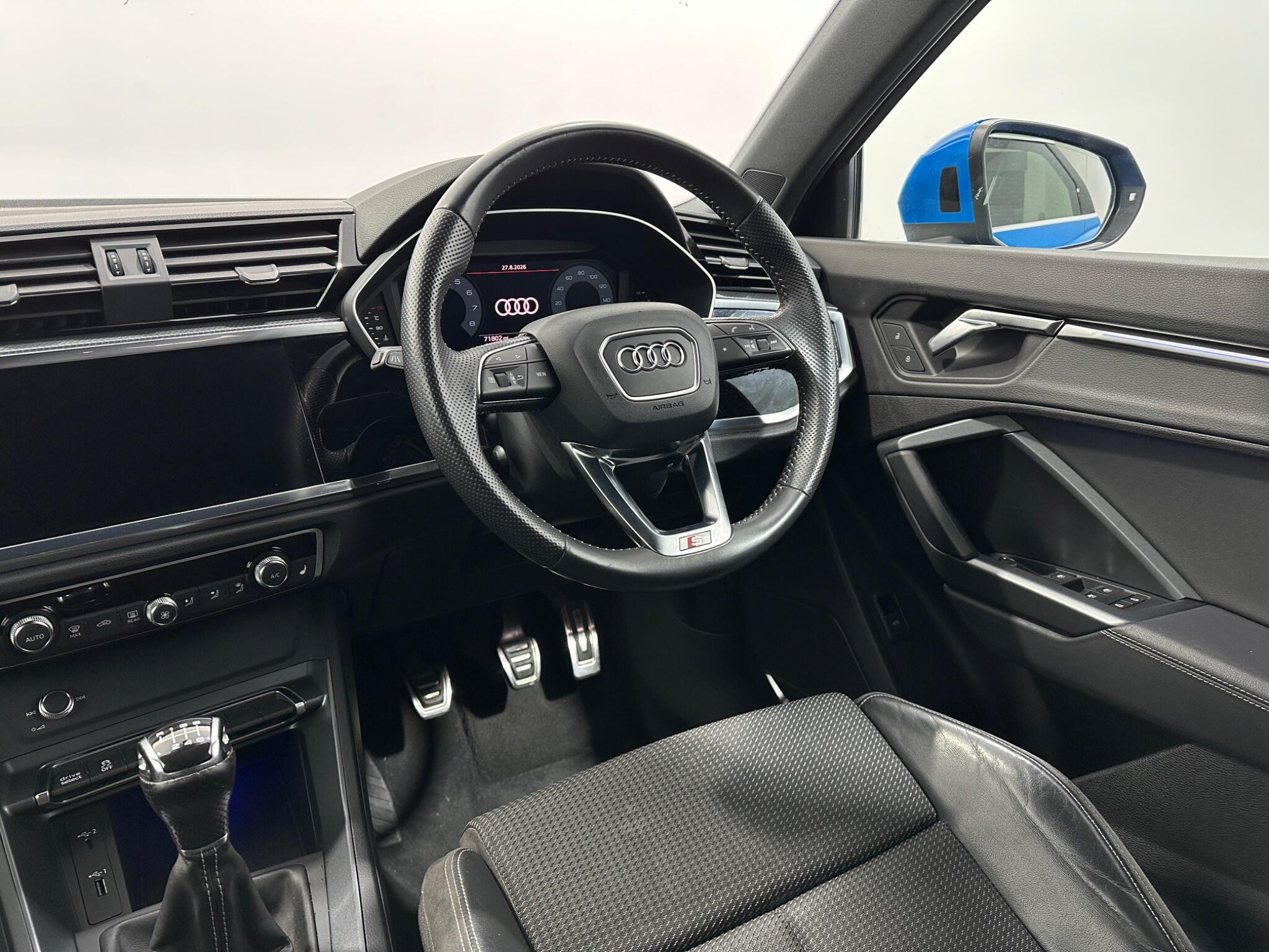 Audi Q3 view 12
