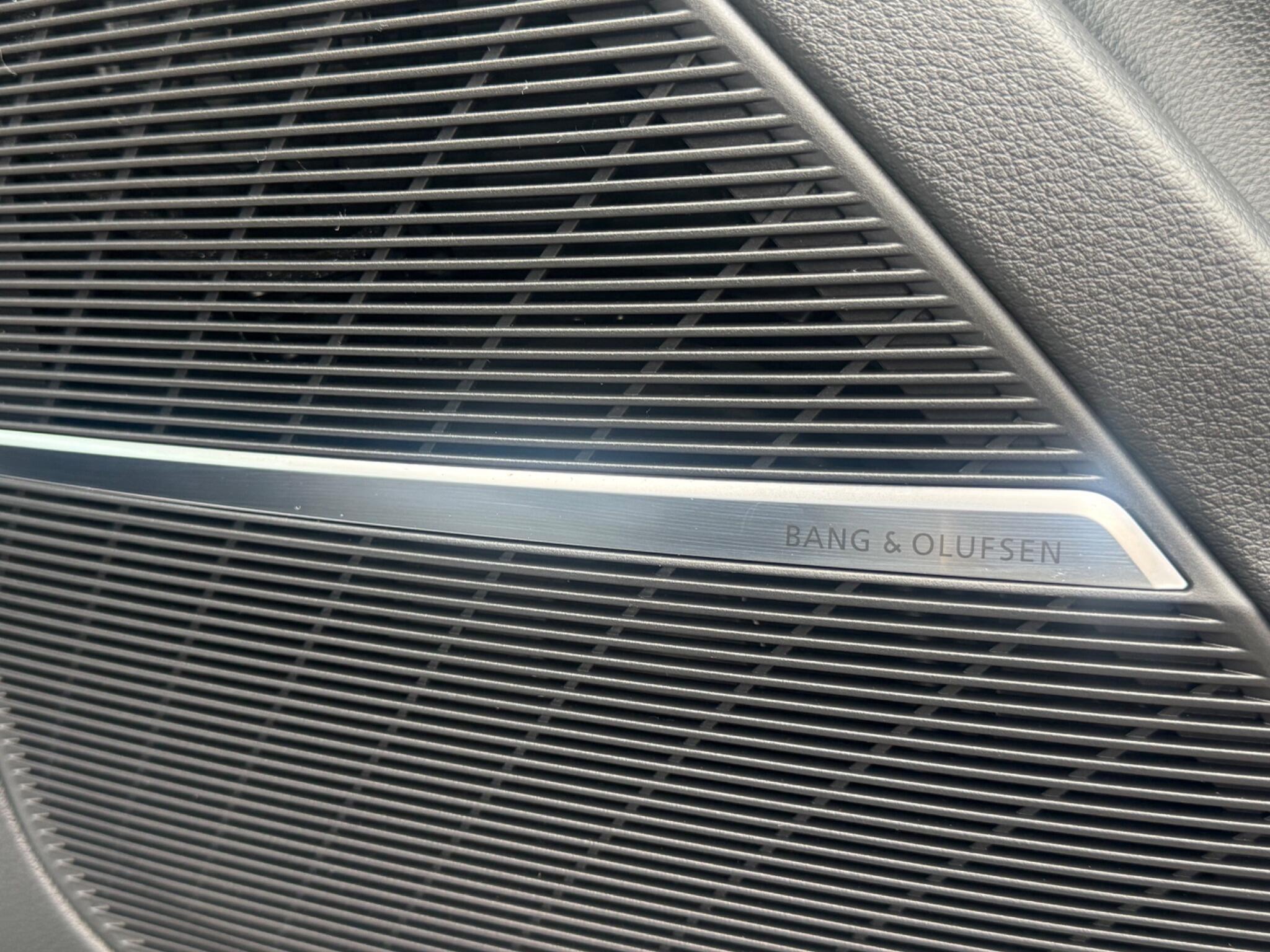 Audi RS Q8 view 18