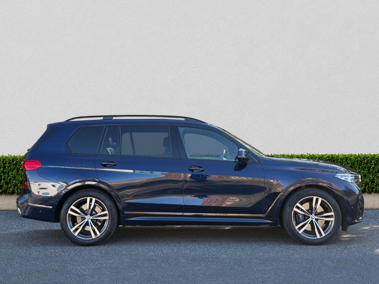 BMW X7 view 8
