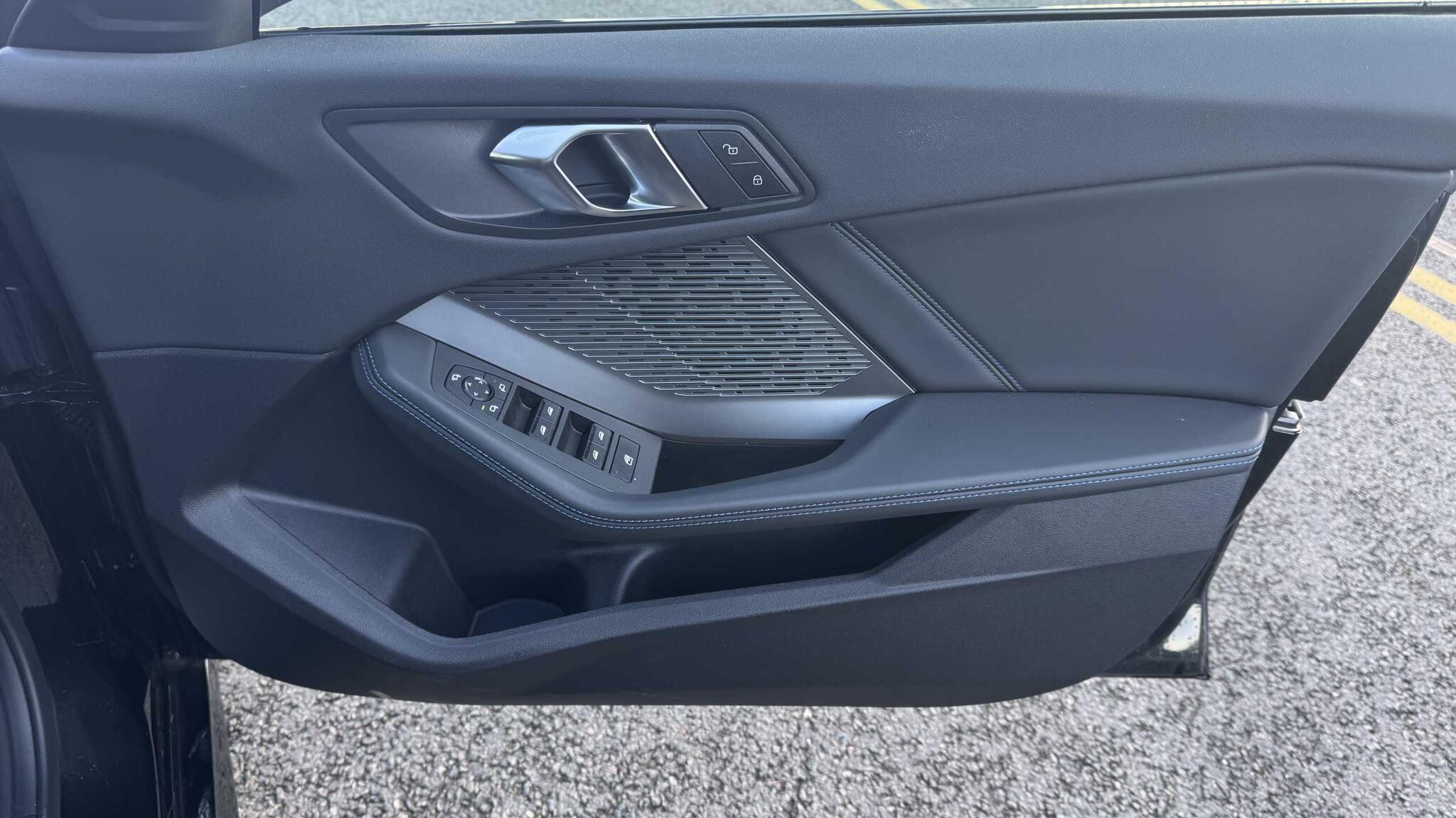 BMW 2 Series view 24
