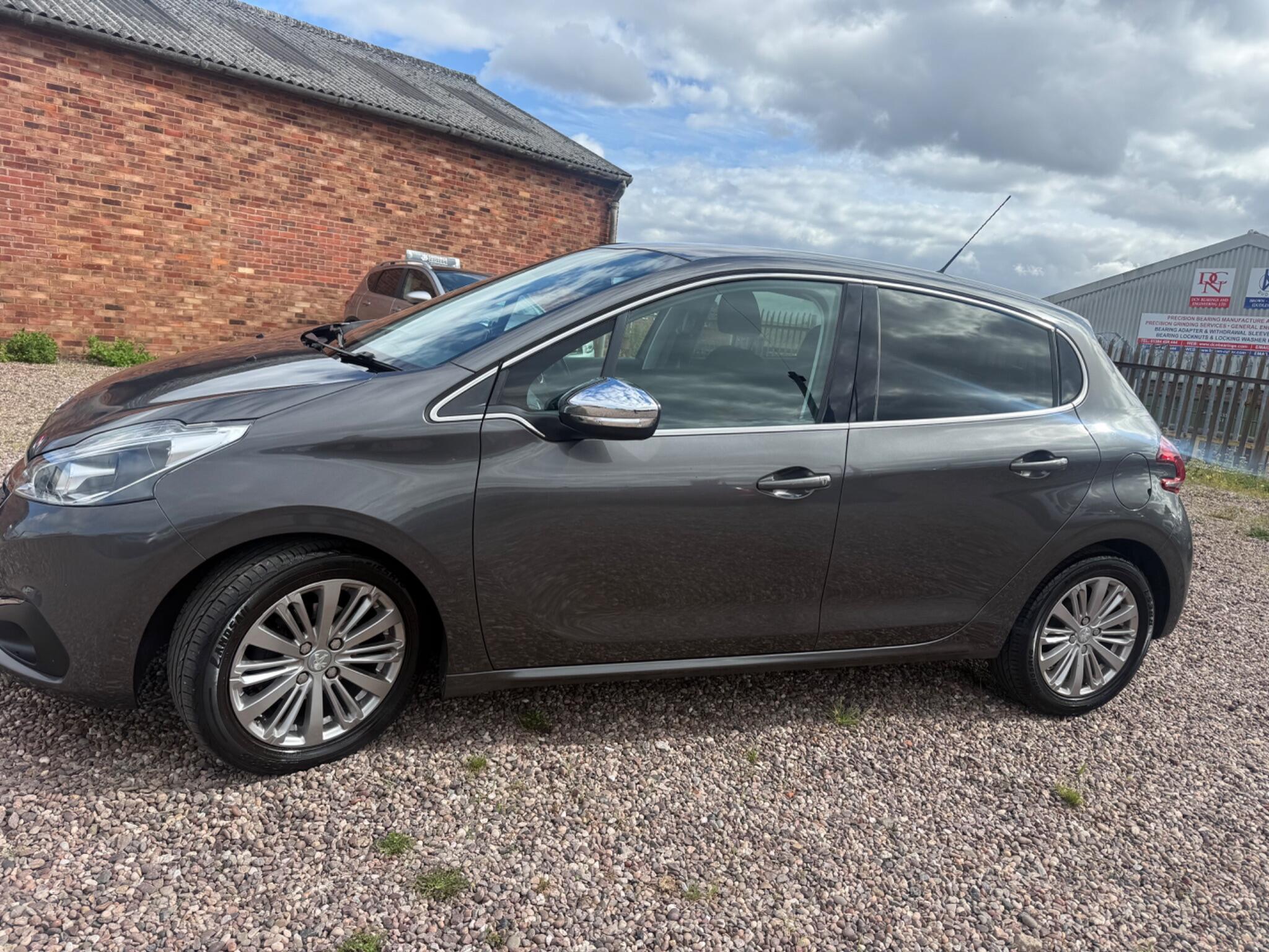 Peugeot 208 view 15