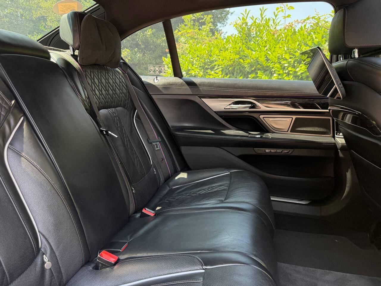 BMW 7 Series view 22
