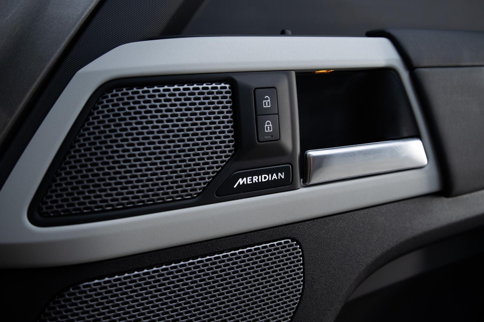 Land Rover Defender 110 view 17