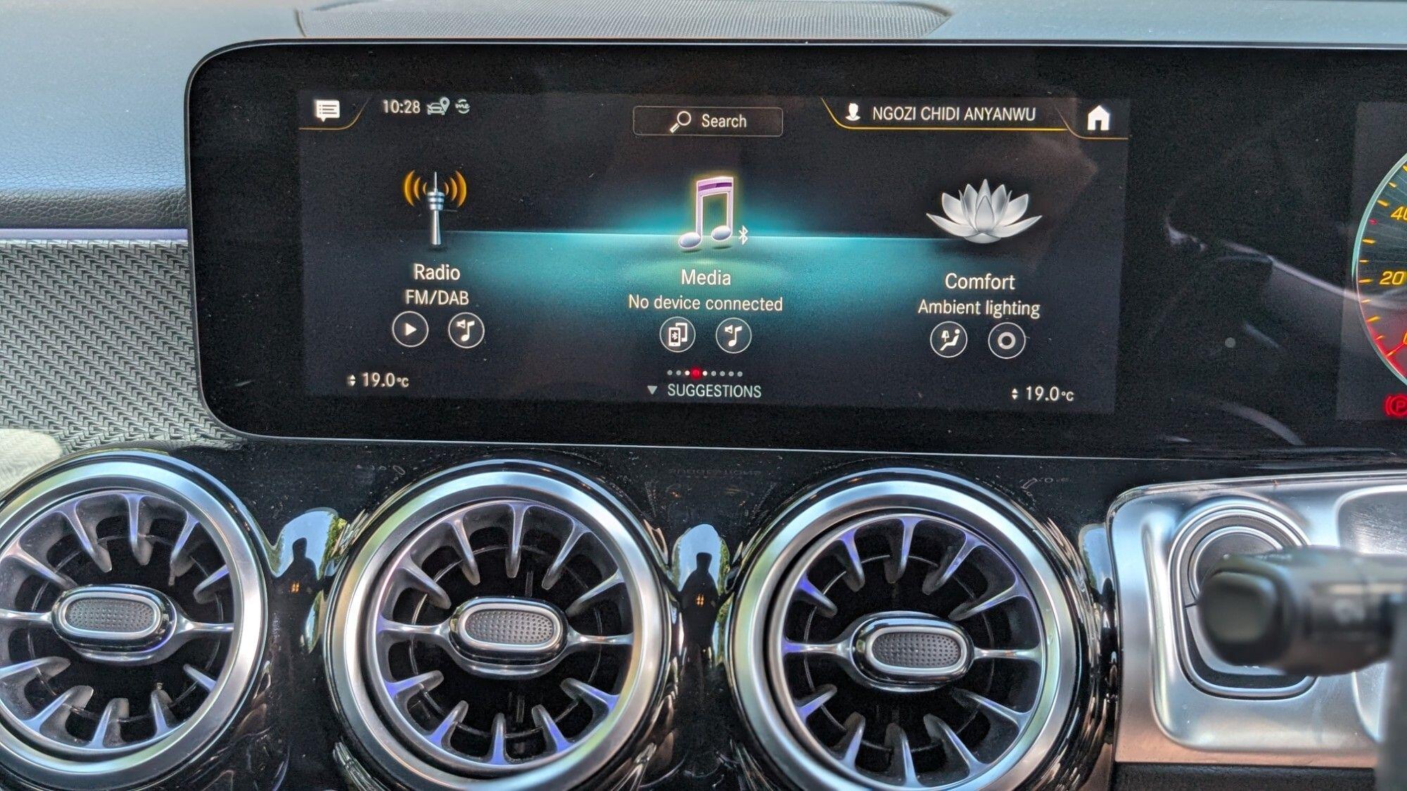 Mercedes-Benz GLB view 18