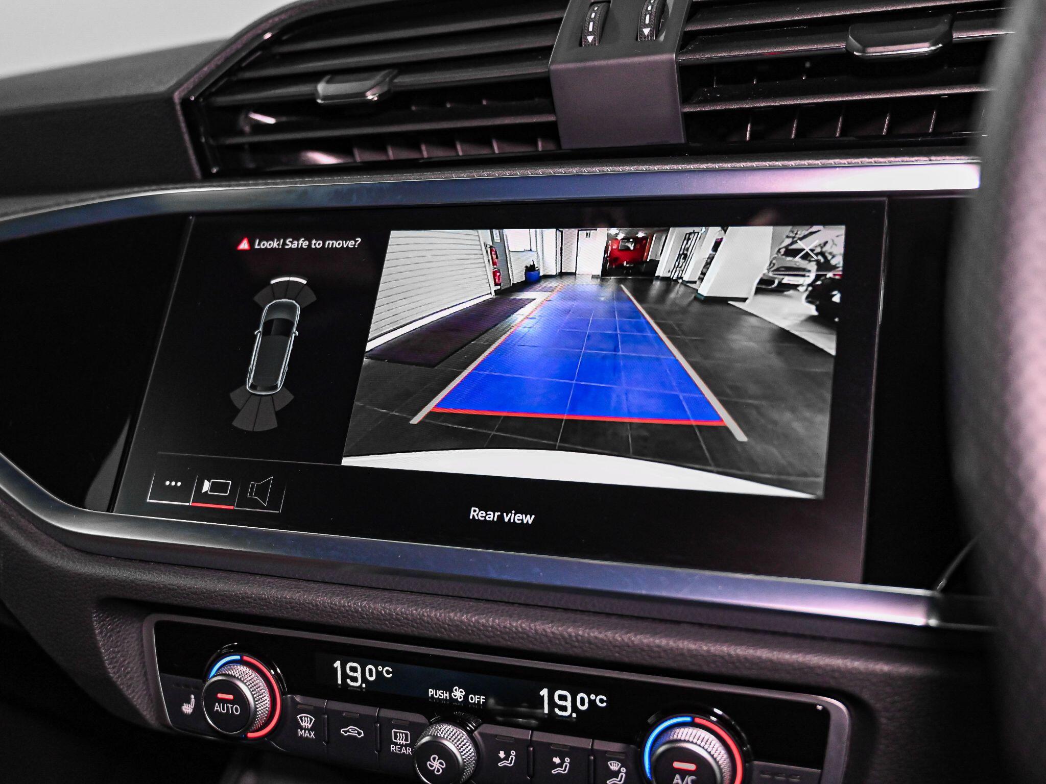 Audi Q3 view 18