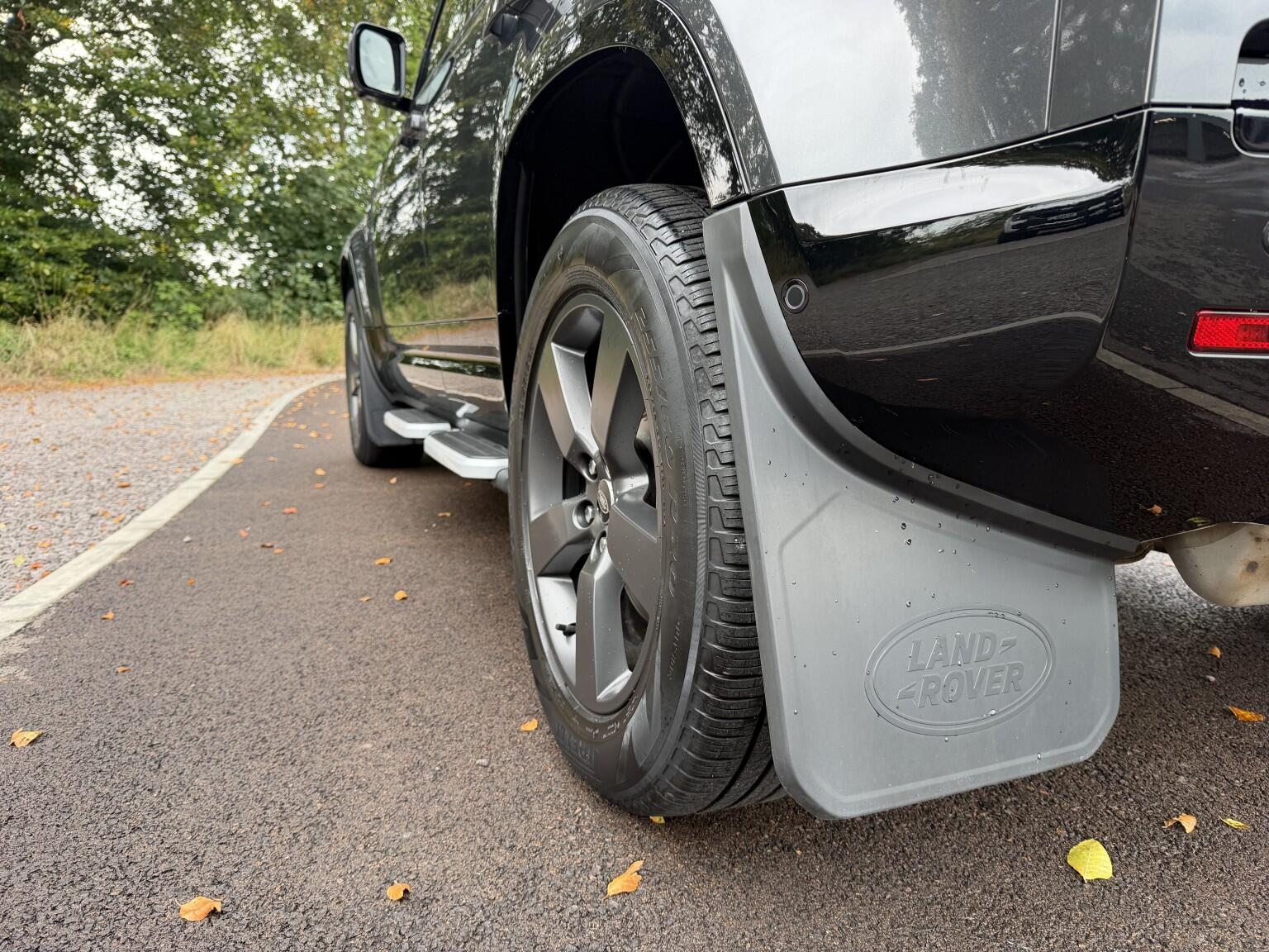 Land Rover Defender 110 view 13