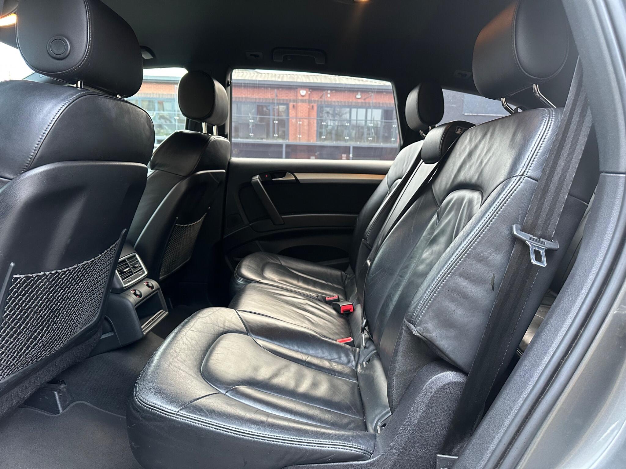 Audi Q7 view 14